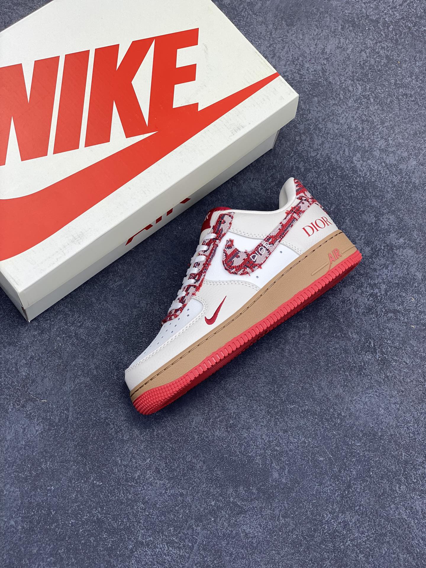 图片[7]-NIke Air Force 1 \’07 Low “迪奥联名——米红花纹”空军一号 低帮 运动鞋 休闲鞋 折边针车 工艺难度大 原楦头原纸板 原装鞋盒 定制五金配件 内置全掌气垫 原厂鞋底 货号：KK1988-049 尺码：36 36.5 37.5 38 38.5 39 40 40.5 41 42 42.5 43 44 44.5 45-选品中心
