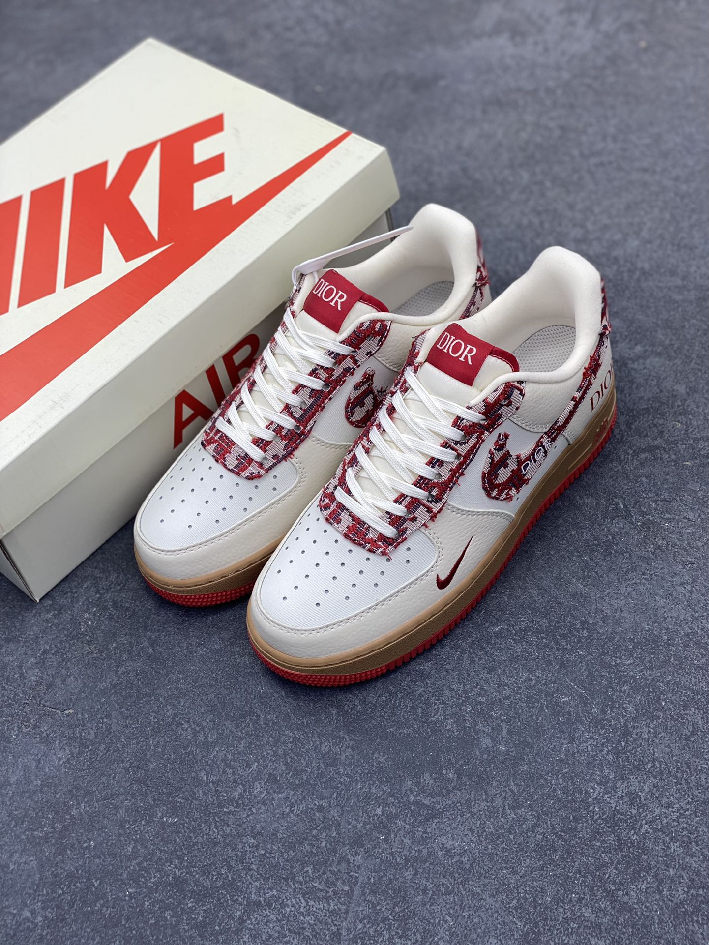 图片[8]-NIke Air Force 1 \’07 Low “迪奥联名——米红花纹”空军一号 低帮 运动鞋 休闲鞋 折边针车 工艺难度大 原楦头原纸板 原装鞋盒 定制五金配件 内置全掌气垫 原厂鞋底 货号：KK1988-049 尺码：36 36.5 37.5 38 38.5 39 40 40.5 41 42 42.5 43 44 44.5 45-选品中心