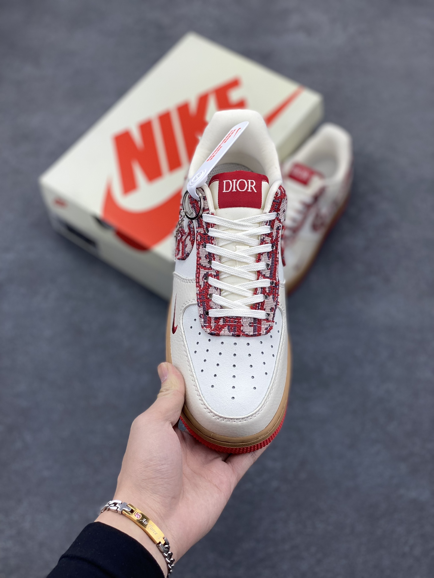 图片[2]-NIke Air Force 1 \’07 Low “迪奥联名——米红花纹”空军一号 低帮 运动鞋 休闲鞋 折边针车 工艺难度大 原楦头原纸板 原装鞋盒 定制五金配件 内置全掌气垫 原厂鞋底 货号：KK1988-049 尺码：36 36.5 37.5 38 38.5 39 40 40.5 41 42 42.5 43 44 44.5 45-选品中心