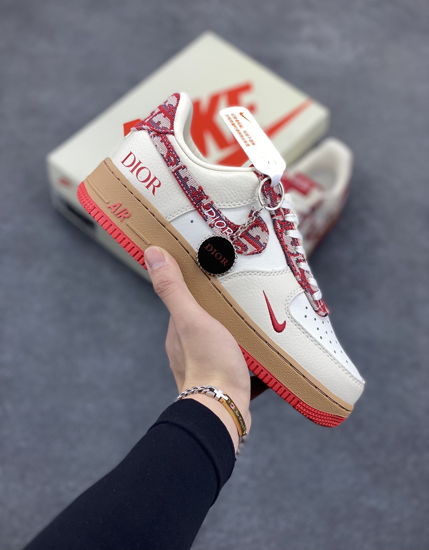 NIke Air Force 1 \'07 Low “迪奥联名——米红花纹”空军一号 低帮 运动鞋 休闲鞋 折边针车 工艺难度大 原楦头原纸板 原装鞋盒 定制五金配件 内置全掌气垫 原厂鞋底 货号：KK1988-049 尺码：36 36.5 37.5 38 38.5 39 40 40.5 41 42 42.5 43 44 44.5 45-选品中心