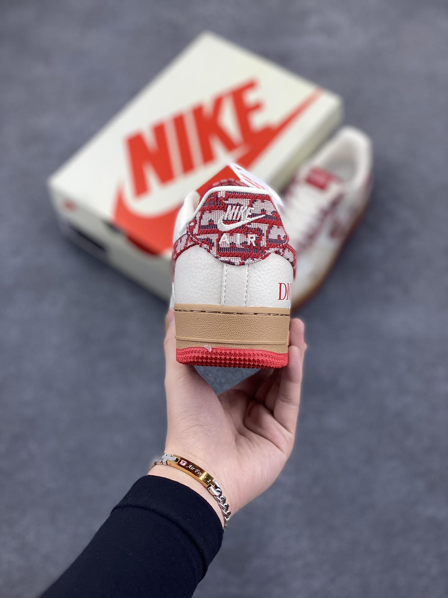 图片[4]-NIke Air Force 1 \’07 Low “迪奥联名——米红花纹”空军一号 低帮 运动鞋 休闲鞋 折边针车 工艺难度大 原楦头原纸板 原装鞋盒 定制五金配件 内置全掌气垫 原厂鞋底 货号：KK1988-049 尺码：36 36.5 37.5 38 38.5 39 40 40.5 41 42 42.5 43 44 44.5 45-选品中心