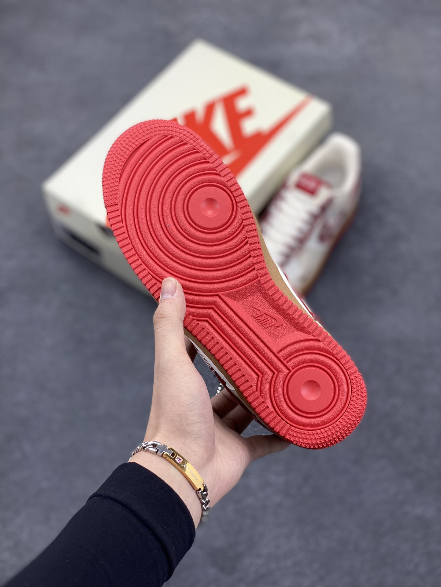 图片[5]-NIke Air Force 1 \’07 Low “迪奥联名——米红花纹”空军一号 低帮 运动鞋 休闲鞋 折边针车 工艺难度大 原楦头原纸板 原装鞋盒 定制五金配件 内置全掌气垫 原厂鞋底 货号：KK1988-049 尺码：36 36.5 37.5 38 38.5 39 40 40.5 41 42 42.5 43 44 44.5 45-选品中心