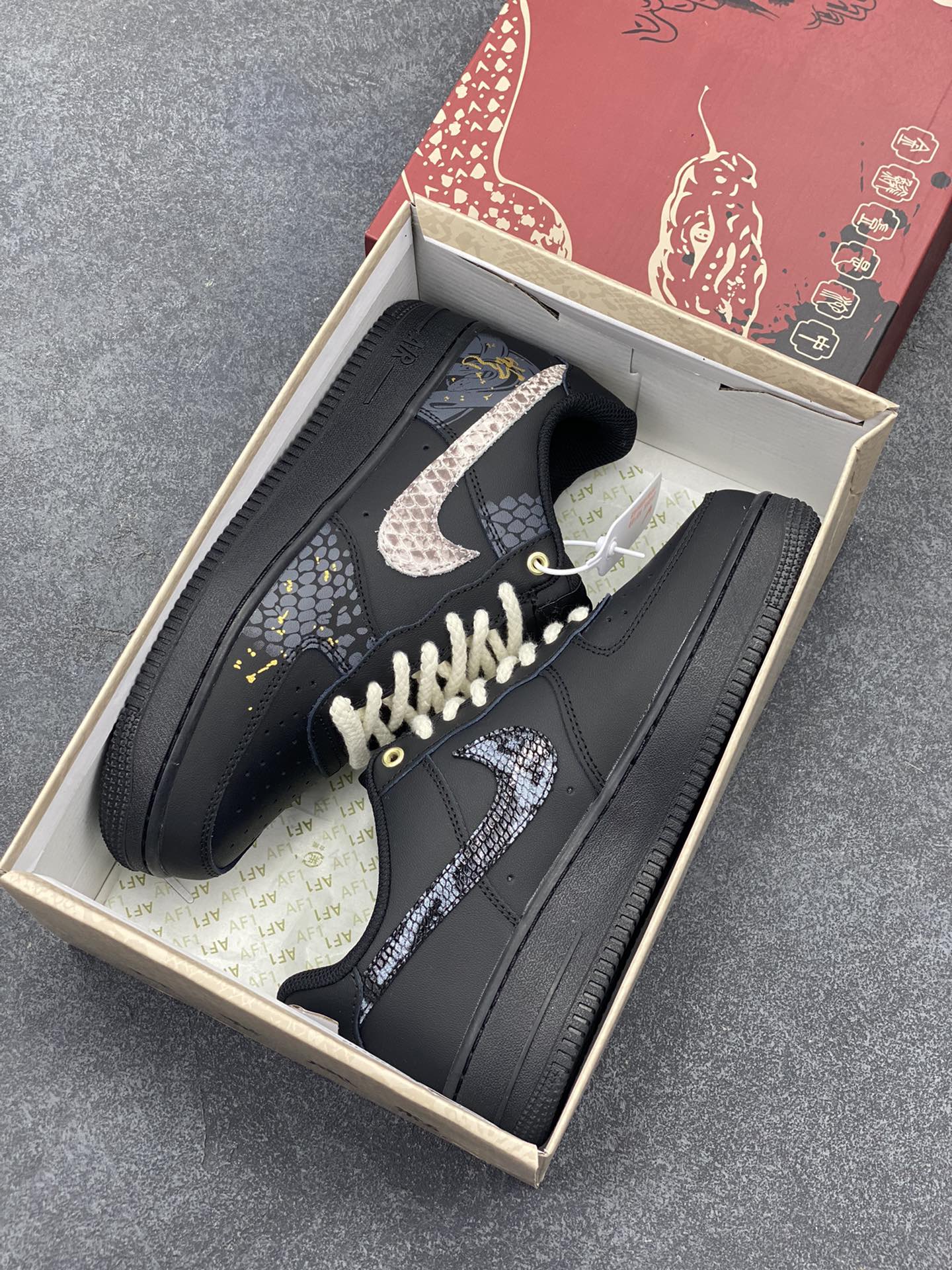 图片[9]-Nike Air Force 1 Low 空军一号低帮百搭休闲运动板鞋。柔软、弹性十足的缓震性能和出色的中底设计，横跨复古与现代的外型结合，造就出风靡全球三十多年的Force 1，直到今天还深受青睐。 货号：CW2288-001 尺码：36 36.5 37.5 38 38.5 39 40 40.5 41 42 42.5 43 44 44.5 45-选品中心