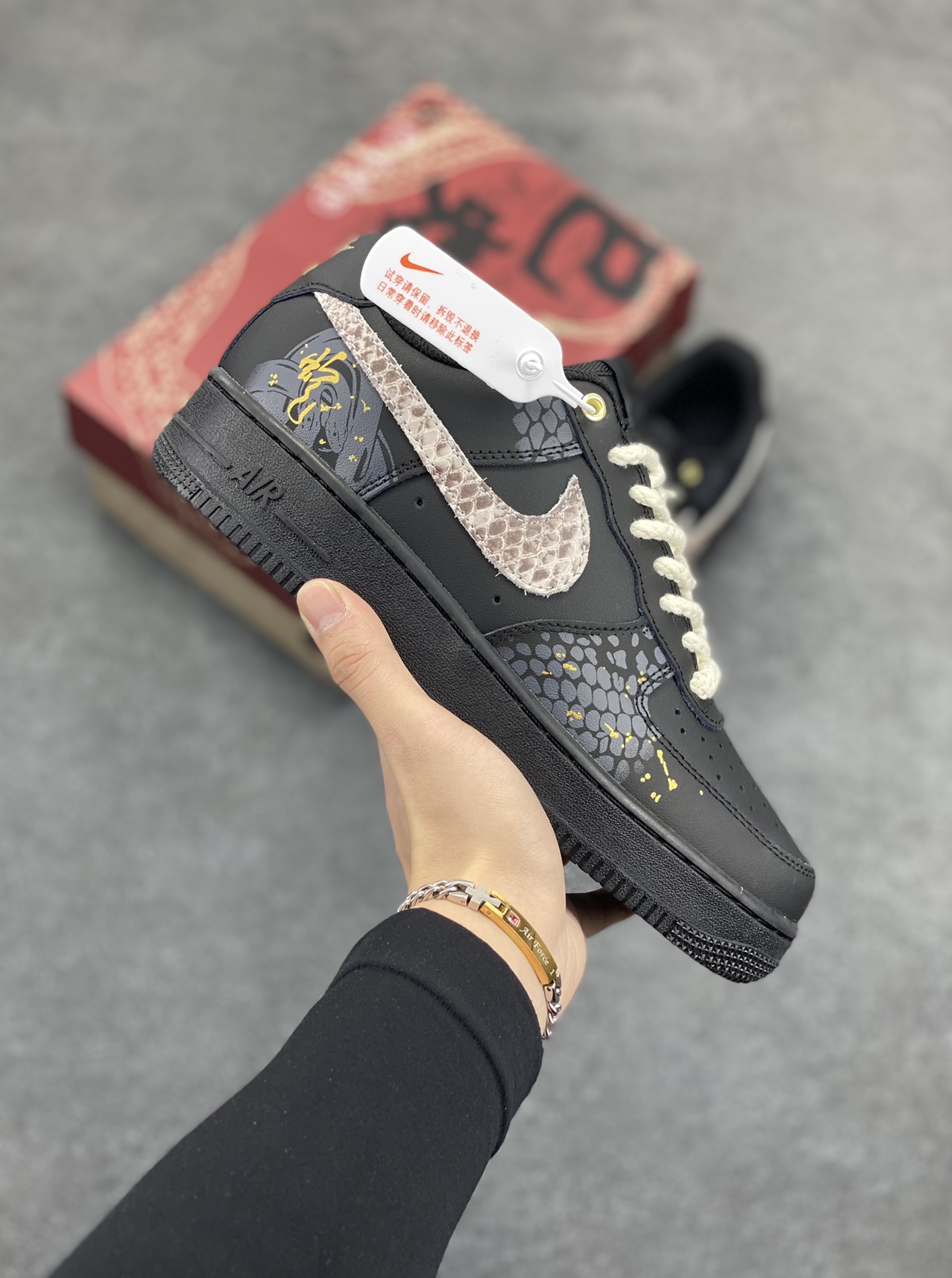 Nike Air Force 1 Low 空军一号低帮百搭休闲运动板鞋。柔软、弹性十足的缓震性能和出色的中底设计,横跨复古与现代的外型结合,造就出风靡全球三十多年的Force 1,直到今天还深受青睐。 货号:CW2288-001 尺码:36 36.5 37.5 38 38.5 39 40 40.5 41 42 42.5 43 44 44.5 45-选品中心
