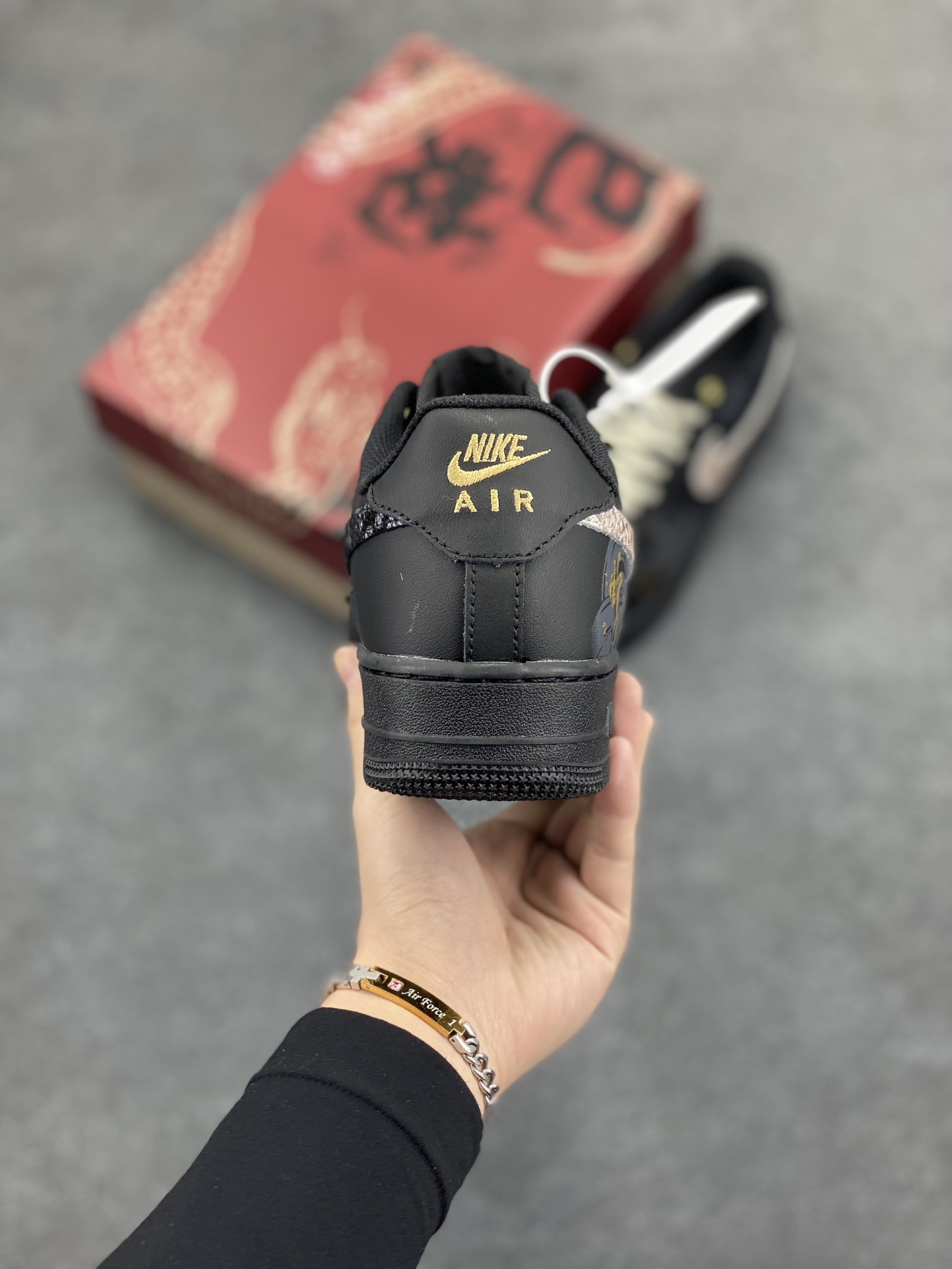 图片[4]-Nike Air Force 1 Low 空军一号低帮百搭休闲运动板鞋。柔软、弹性十足的缓震性能和出色的中底设计，横跨复古与现代的外型结合，造就出风靡全球三十多年的Force 1，直到今天还深受青睐。 货号：CW2288-001 尺码：36 36.5 37.5 38 38.5 39 40 40.5 41 42 42.5 43 44 44.5 45-选品中心