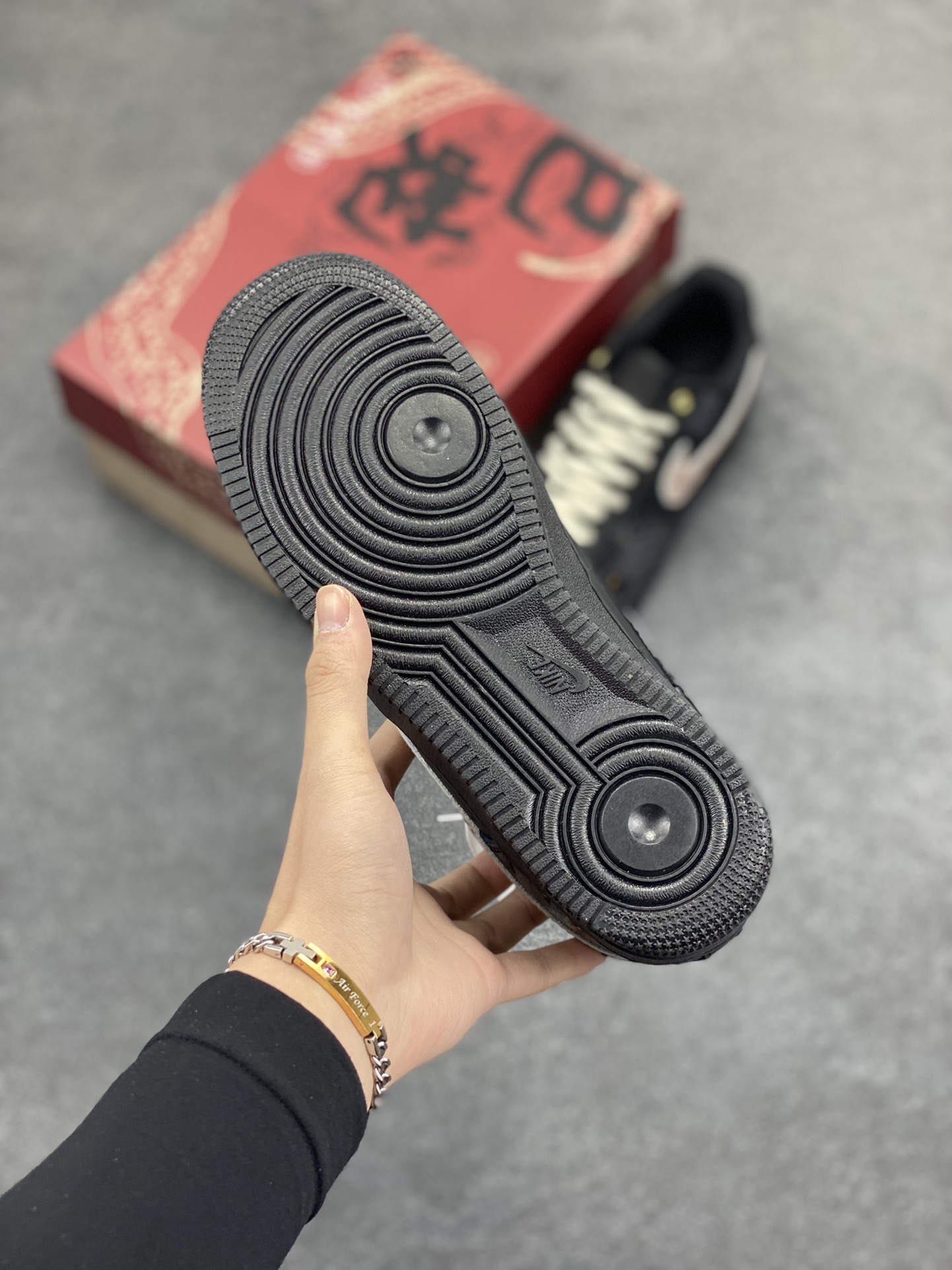 图片[5]-Nike Air Force 1 Low 空军一号低帮百搭休闲运动板鞋。柔软、弹性十足的缓震性能和出色的中底设计，横跨复古与现代的外型结合，造就出风靡全球三十多年的Force 1，直到今天还深受青睐。 货号：CW2288-001 尺码：36 36.5 37.5 38 38.5 39 40 40.5 41 42 42.5 43 44 44.5 45-选品中心
