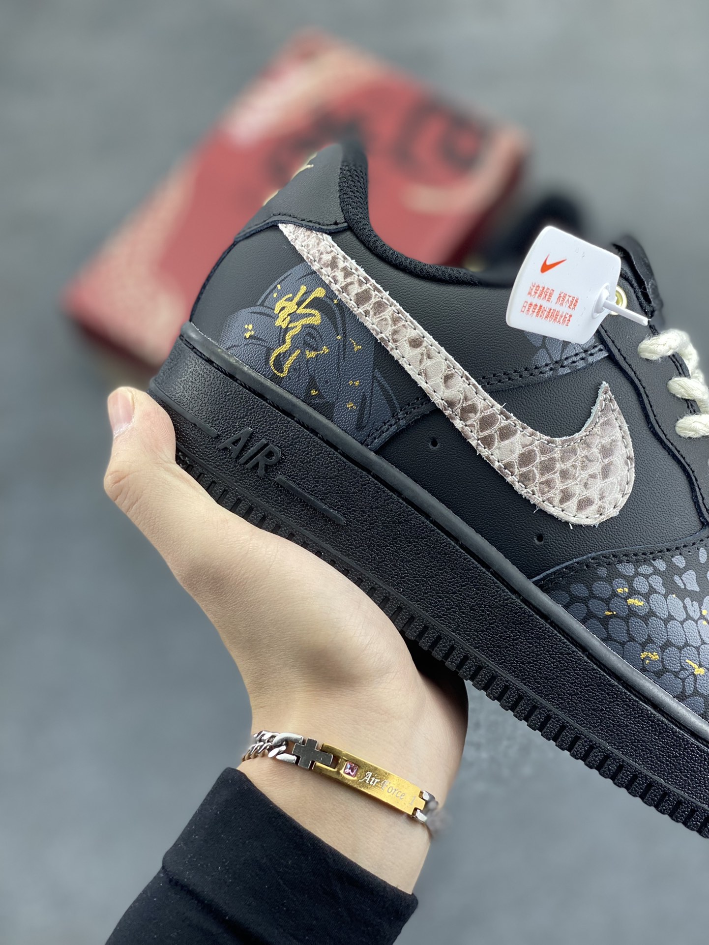 图片[6]-Nike Air Force 1 Low 空军一号低帮百搭休闲运动板鞋。柔软、弹性十足的缓震性能和出色的中底设计，横跨复古与现代的外型结合，造就出风靡全球三十多年的Force 1，直到今天还深受青睐。 货号：CW2288-001 尺码：36 36.5 37.5 38 38.5 39 40 40.5 41 42 42.5 43 44 44.5 45-选品中心