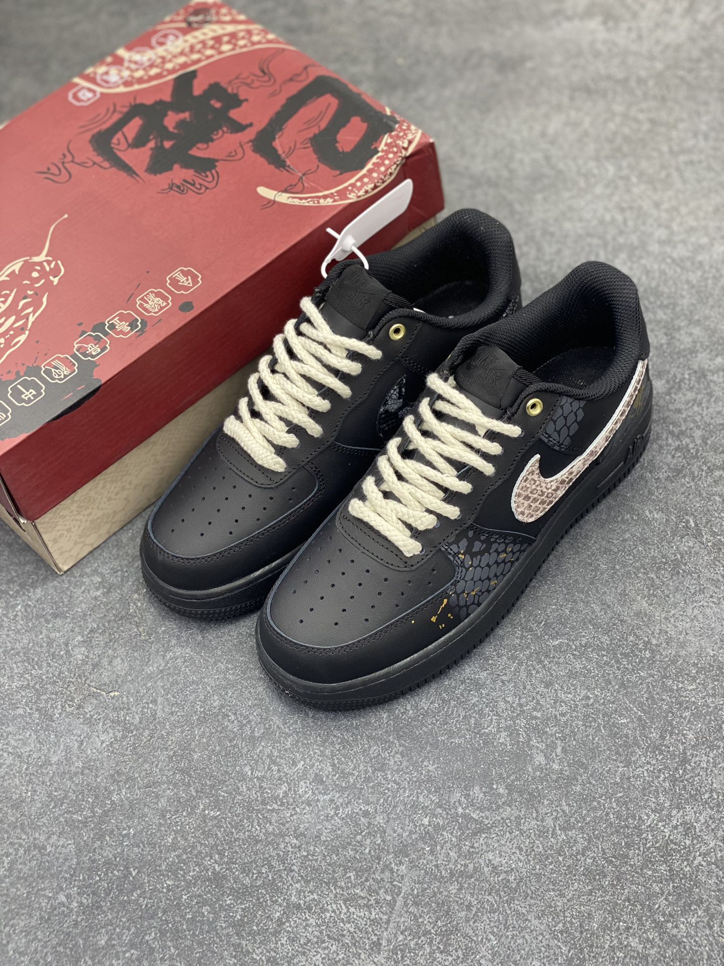 图片[8]-Nike Air Force 1 Low 空军一号低帮百搭休闲运动板鞋。柔软、弹性十足的缓震性能和出色的中底设计，横跨复古与现代的外型结合，造就出风靡全球三十多年的Force 1，直到今天还深受青睐。 货号：CW2288-001 尺码：36 36.5 37.5 38 38.5 39 40 40.5 41 42 42.5 43 44 44.5 45-选品中心