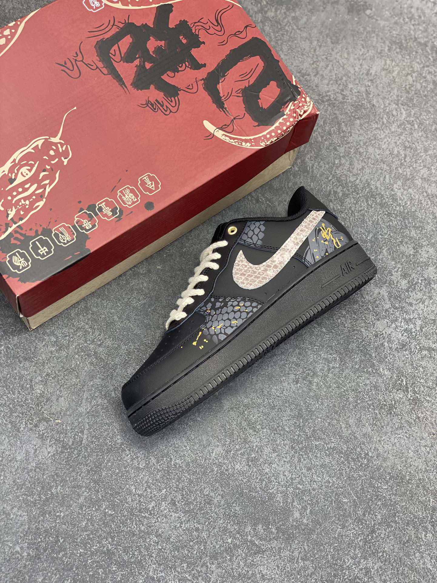 图片[7]-Nike Air Force 1 Low 空军一号低帮百搭休闲运动板鞋。柔软、弹性十足的缓震性能和出色的中底设计，横跨复古与现代的外型结合，造就出风靡全球三十多年的Force 1，直到今天还深受青睐。 货号：CW2288-001 尺码：36 36.5 37.5 38 38.5 39 40 40.5 41 42 42.5 43 44 44.5 45-选品中心