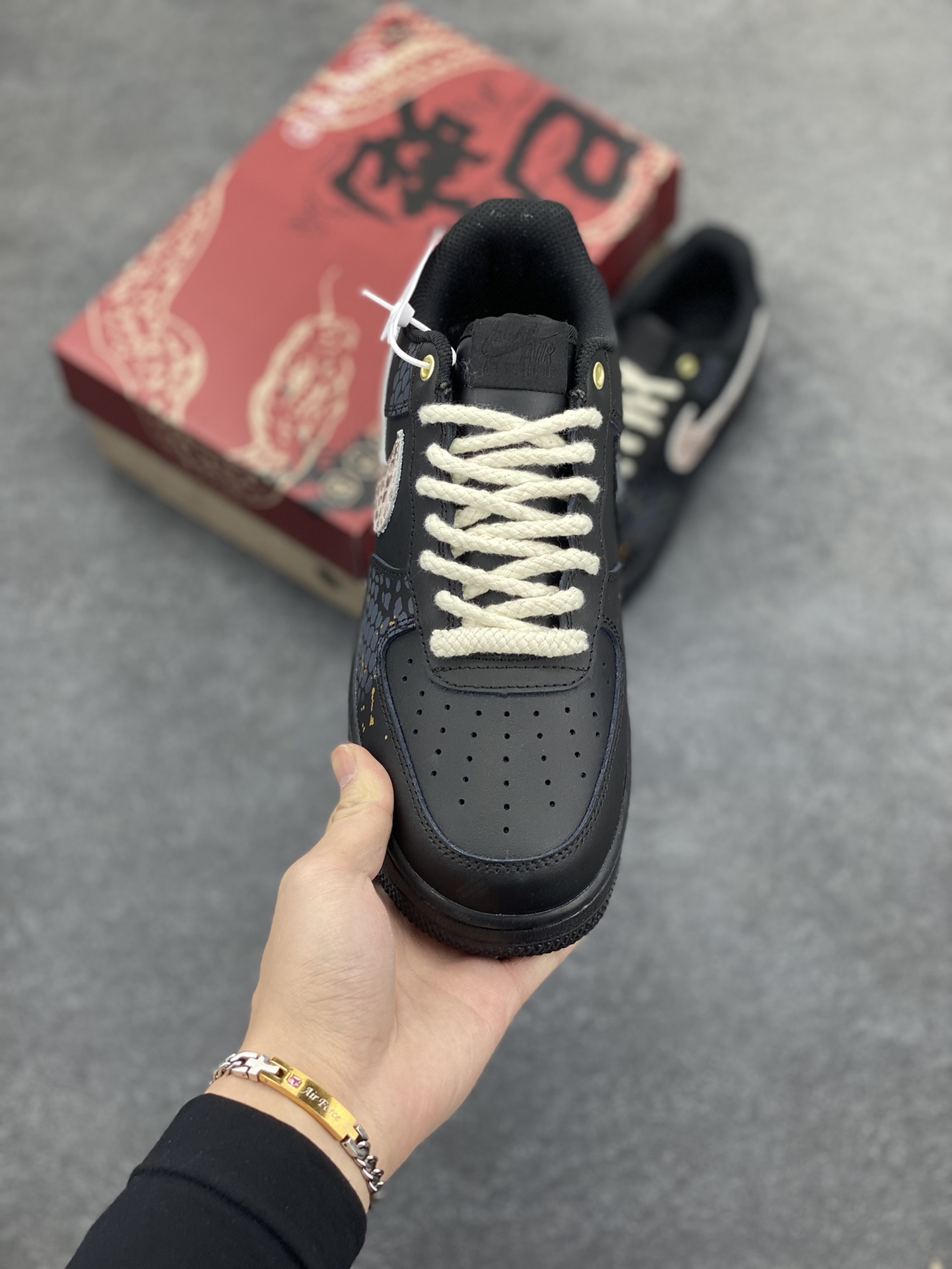 图片[2]-Nike Air Force 1 Low 空军一号低帮百搭休闲运动板鞋。柔软、弹性十足的缓震性能和出色的中底设计，横跨复古与现代的外型结合，造就出风靡全球三十多年的Force 1，直到今天还深受青睐。 货号：CW2288-001 尺码：36 36.5 37.5 38 38.5 39 40 40.5 41 42 42.5 43 44 44.5 45-选品中心
