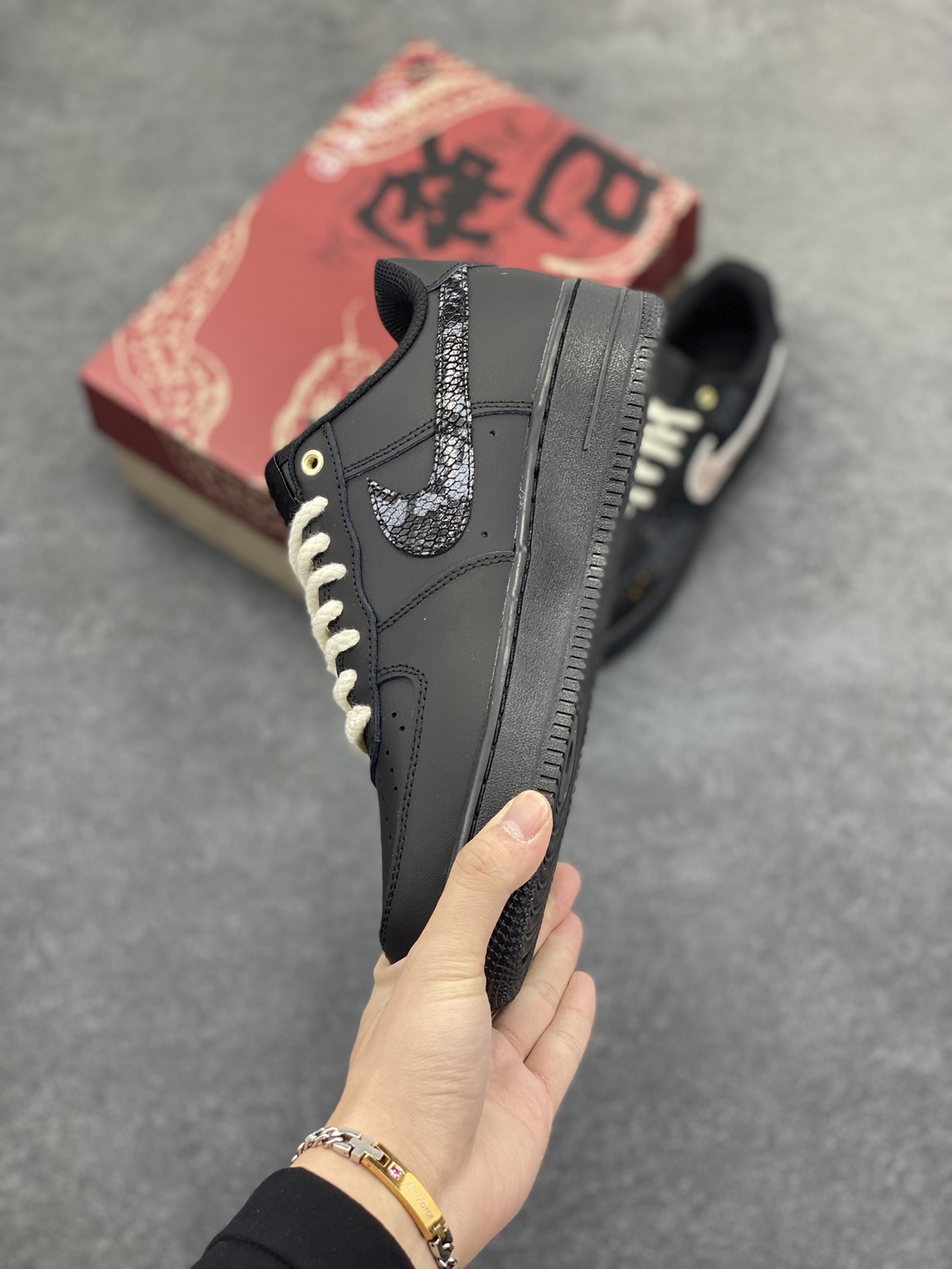 图片[3]-Nike Air Force 1 Low 空军一号低帮百搭休闲运动板鞋。柔软、弹性十足的缓震性能和出色的中底设计，横跨复古与现代的外型结合，造就出风靡全球三十多年的Force 1，直到今天还深受青睐。 货号：CW2288-001 尺码：36 36.5 37.5 38 38.5 39 40 40.5 41 42 42.5 43 44 44.5 45-选品中心