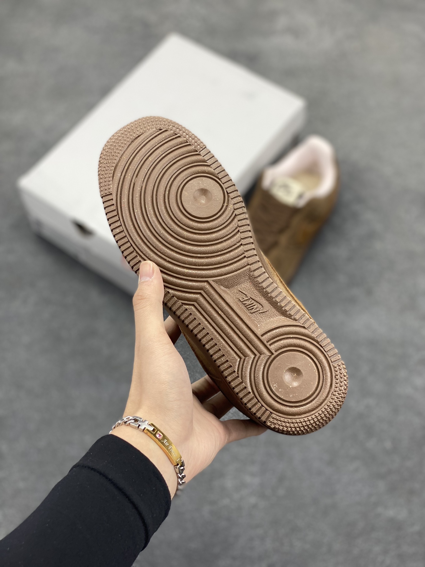 图片[5]-Nike Air Force 1 Low 麦棕 空军一号低帮运动休闲板鞋 原楦头原纸板 打造纯正空军版型 专注外贸渠道 全掌内置蜂窝气垫 原盒配件 原厂中底钢印、拉帮完美 货号：FQ8901-259 尺码：36 36.5 37.5 38 38.5 39 40 40.5 41 42 42.5 43 44 44.5 45-选品中心