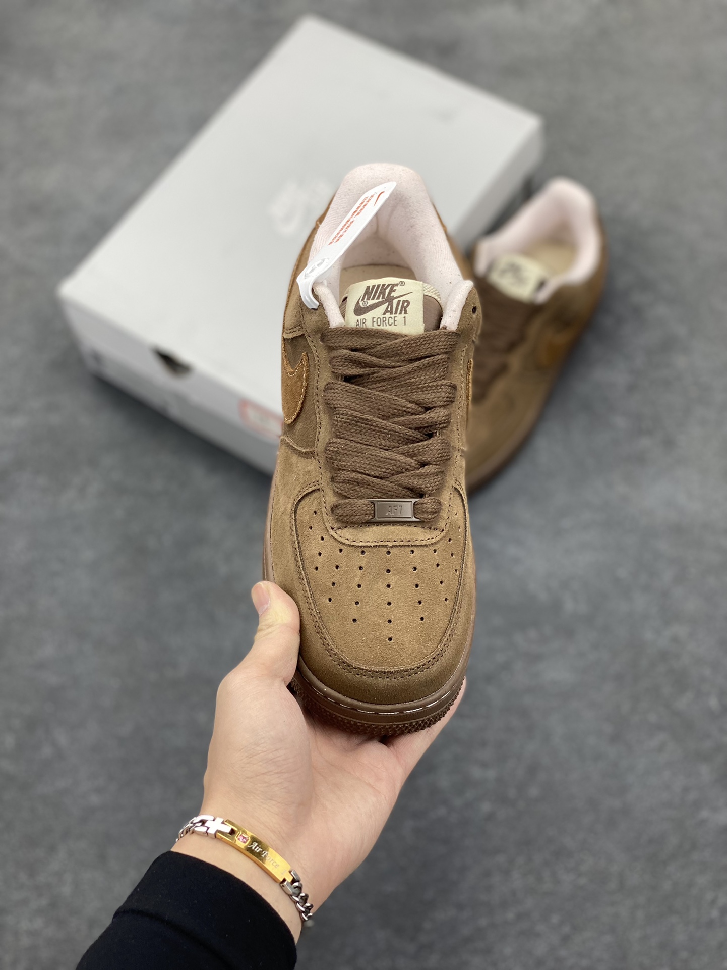 图片[2]-Nike Air Force 1 Low 麦棕 空军一号低帮运动休闲板鞋 原楦头原纸板 打造纯正空军版型 专注外贸渠道 全掌内置蜂窝气垫 原盒配件 原厂中底钢印、拉帮完美 货号：FQ8901-259 尺码：36 36.5 37.5 38 38.5 39 40 40.5 41 42 42.5 43 44 44.5 45-选品中心