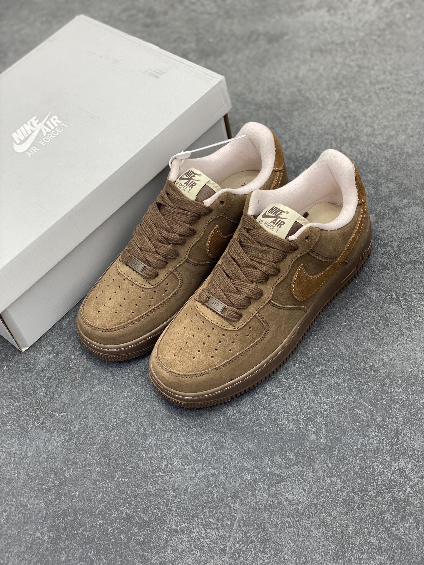 图片[8]-Nike Air Force 1 Low 麦棕 空军一号低帮运动休闲板鞋 原楦头原纸板 打造纯正空军版型 专注外贸渠道 全掌内置蜂窝气垫 原盒配件 原厂中底钢印、拉帮完美 货号：FQ8901-259 尺码：36 36.5 37.5 38 38.5 39 40 40.5 41 42 42.5 43 44 44.5 45-选品中心