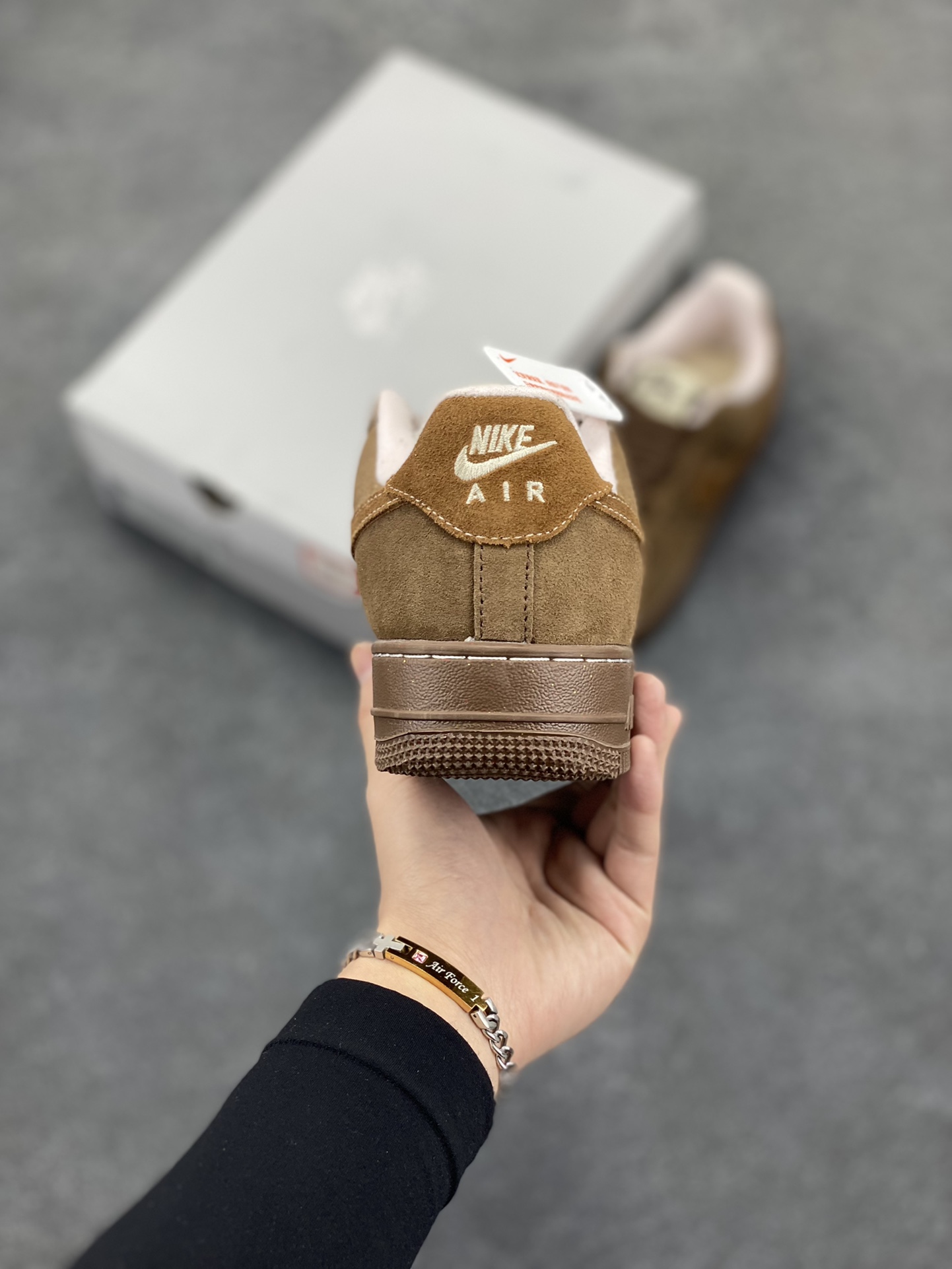 图片[4]-Nike Air Force 1 Low 麦棕 空军一号低帮运动休闲板鞋 原楦头原纸板 打造纯正空军版型 专注外贸渠道 全掌内置蜂窝气垫 原盒配件 原厂中底钢印、拉帮完美 货号：FQ8901-259 尺码：36 36.5 37.5 38 38.5 39 40 40.5 41 42 42.5 43 44 44.5 45-选品中心
