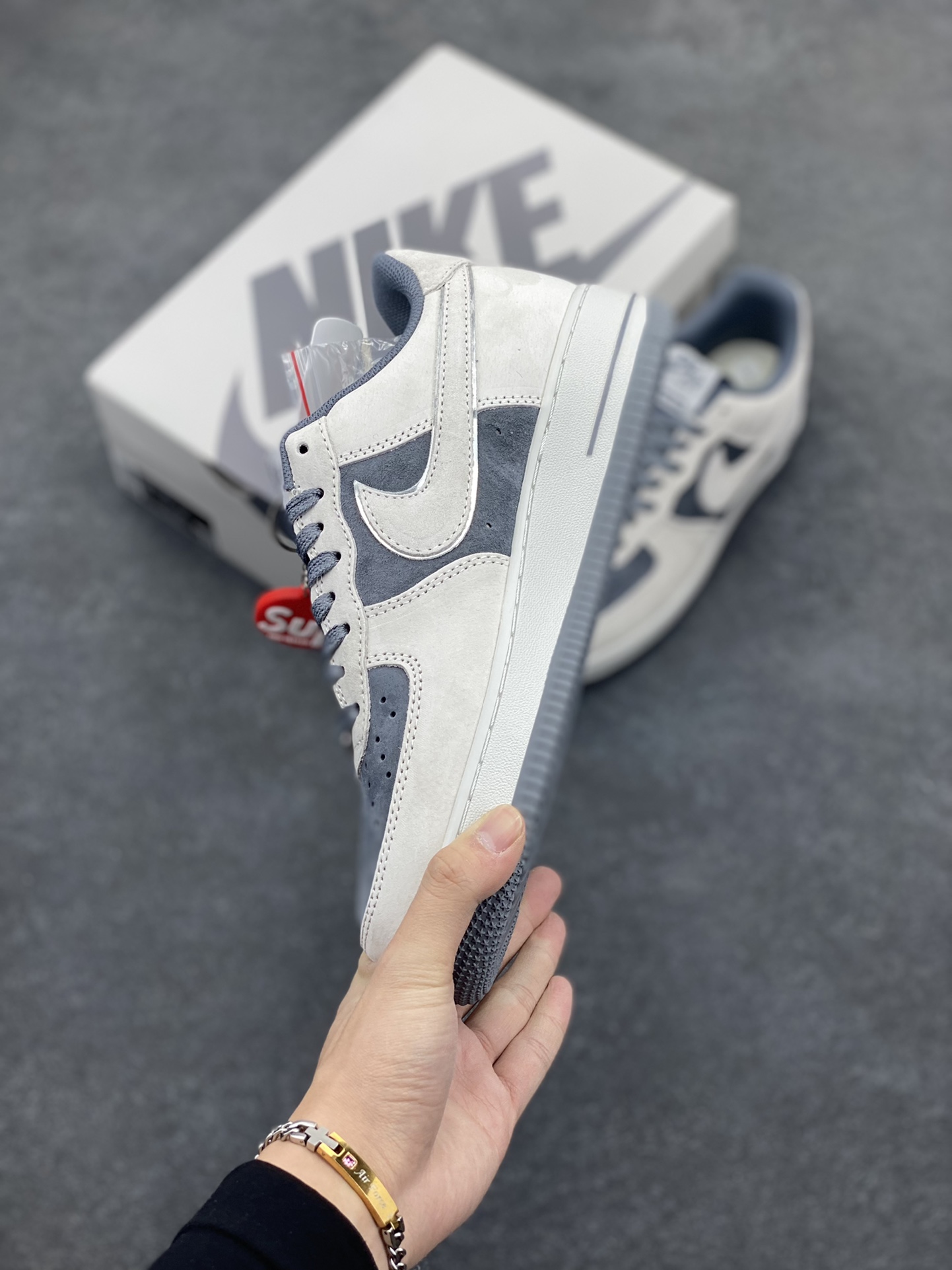 图片[3]-Nike Air Force 1 07 Low “深灰色”全麂皮supreme联名秋冬 空军一号低帮休闲板鞋 3M反光 定制皮料 原盒原包装 原楦头原纸板 纯正版型 正品NFC感应芯片 内置全掌气垫 货号：ME2392-107 尺码：36 36.5 37.5 38 38.5 39 40 40.5 41 42 42.5 43 44 44.5 45-选品中心