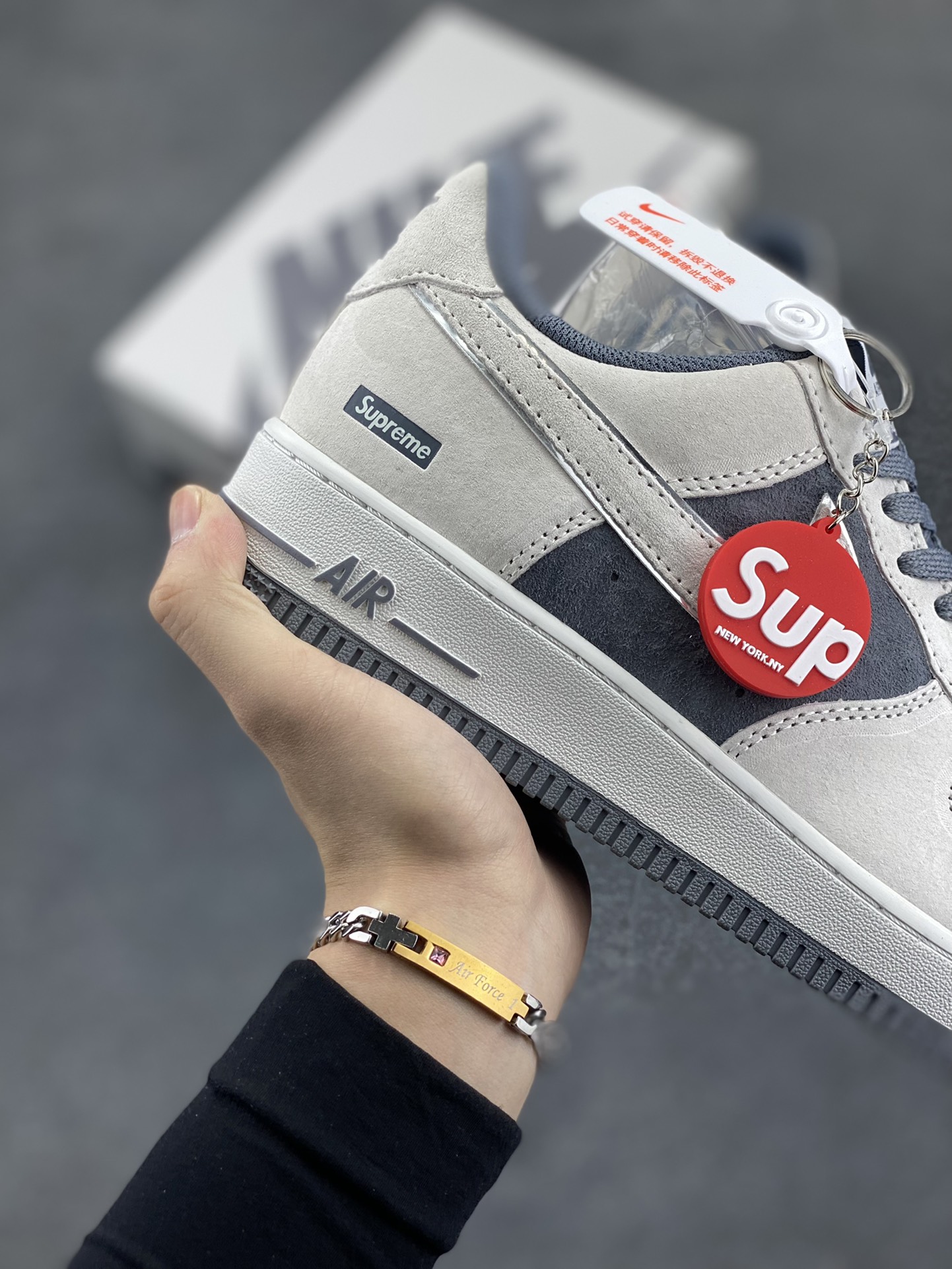 图片[6]-Nike Air Force 1 07 Low “深灰色”全麂皮supreme联名秋冬 空军一号低帮休闲板鞋 3M反光 定制皮料 原盒原包装 原楦头原纸板 纯正版型 正品NFC感应芯片 内置全掌气垫 货号：ME2392-107 尺码：36 36.5 37.5 38 38.5 39 40 40.5 41 42 42.5 43 44 44.5 45-选品中心