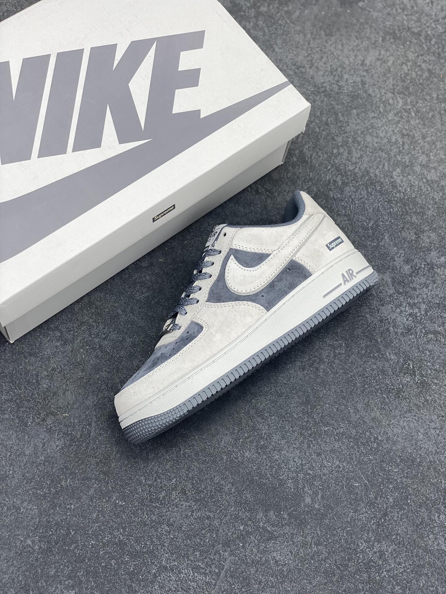 图片[7]-Nike Air Force 1 07 Low “深灰色”全麂皮supreme联名秋冬 空军一号低帮休闲板鞋 3M反光 定制皮料 原盒原包装 原楦头原纸板 纯正版型 正品NFC感应芯片 内置全掌气垫 货号：ME2392-107 尺码：36 36.5 37.5 38 38.5 39 40 40.5 41 42 42.5 43 44 44.5 45-选品中心