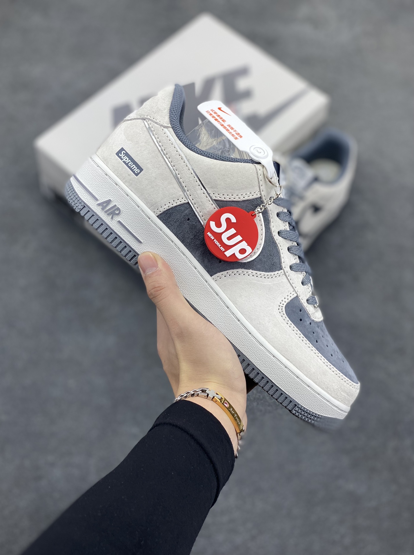 Nike Air Force 1 07 Low “深灰色”全麂皮supreme联名秋冬 空军一号低帮休闲板鞋 3M反光 定制皮料 原盒原包装 原楦头原纸板 纯正版型 正品NFC感应芯片 内置全掌气垫 货号：ME2392-107 尺码：36 36.5 37.5 38 38.5 39 40 40.5 41 42 42.5 43 44 44.5 45-选品中心