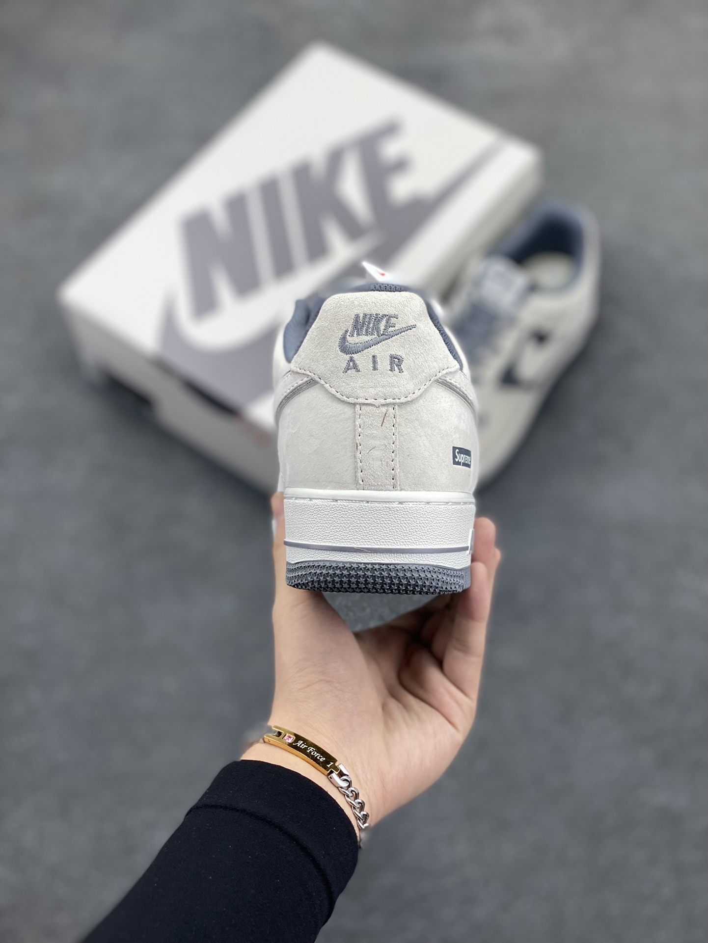 图片[4]-Nike Air Force 1 07 Low “深灰色”全麂皮supreme联名秋冬 空军一号低帮休闲板鞋 3M反光 定制皮料 原盒原包装 原楦头原纸板 纯正版型 正品NFC感应芯片 内置全掌气垫 货号：ME2392-107 尺码：36 36.5 37.5 38 38.5 39 40 40.5 41 42 42.5 43 44 44.5 45-选品中心