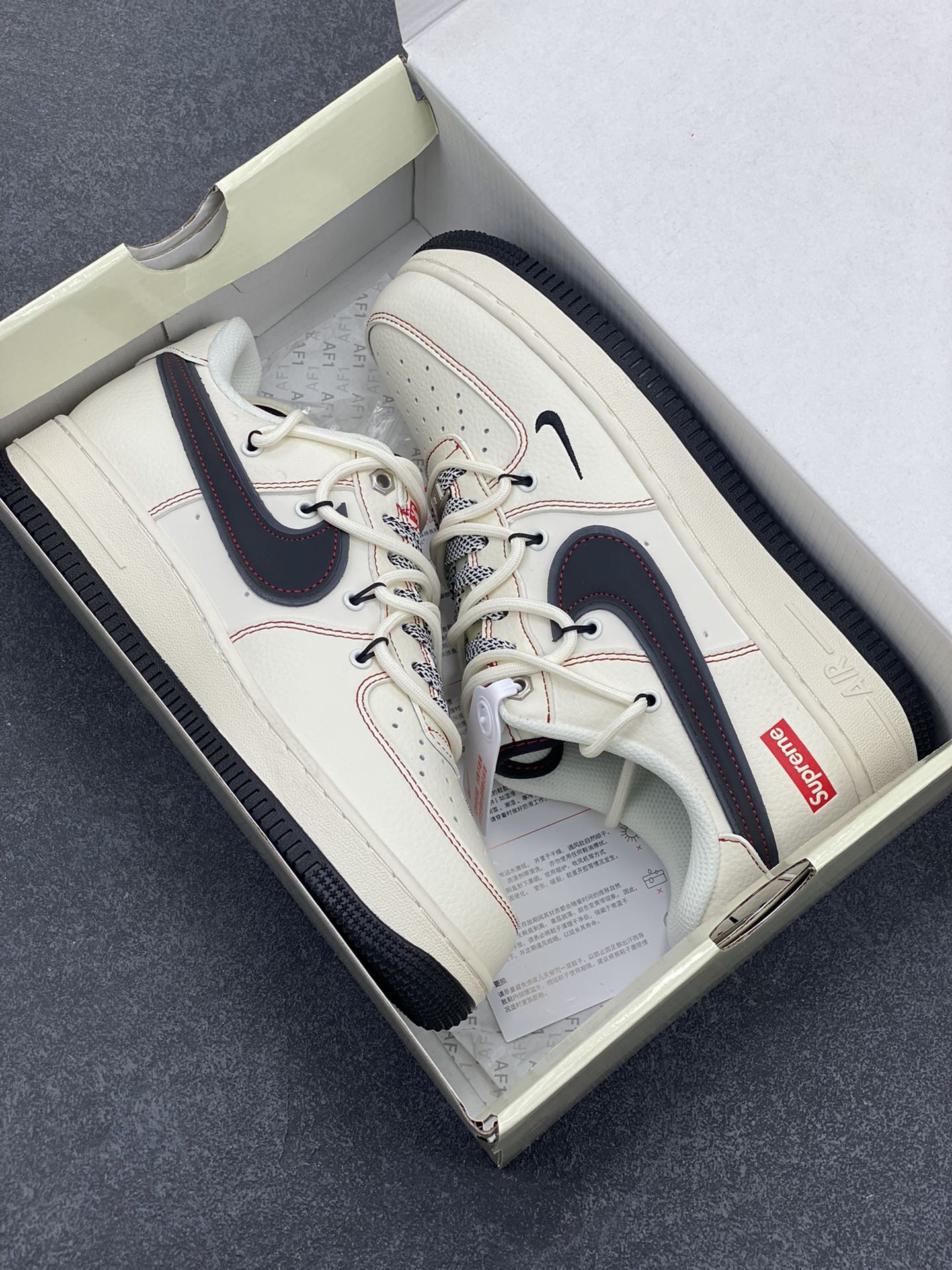 图片[9]-NIke Air Force 1 \’07 Low “Supreme联名–米红线抽绳”空军一号 低帮 运动鞋 休闲鞋 折边针车 工艺难度大 原楦头原纸板 原装鞋盒 定制五金配件 内置全掌气垫 原厂鞋底 货号：SJ1198-104 尺码：36 36.5 37.5 38 38.5 39 40 40.5 41 42 42.5 43 44 44.5 45-选品中心