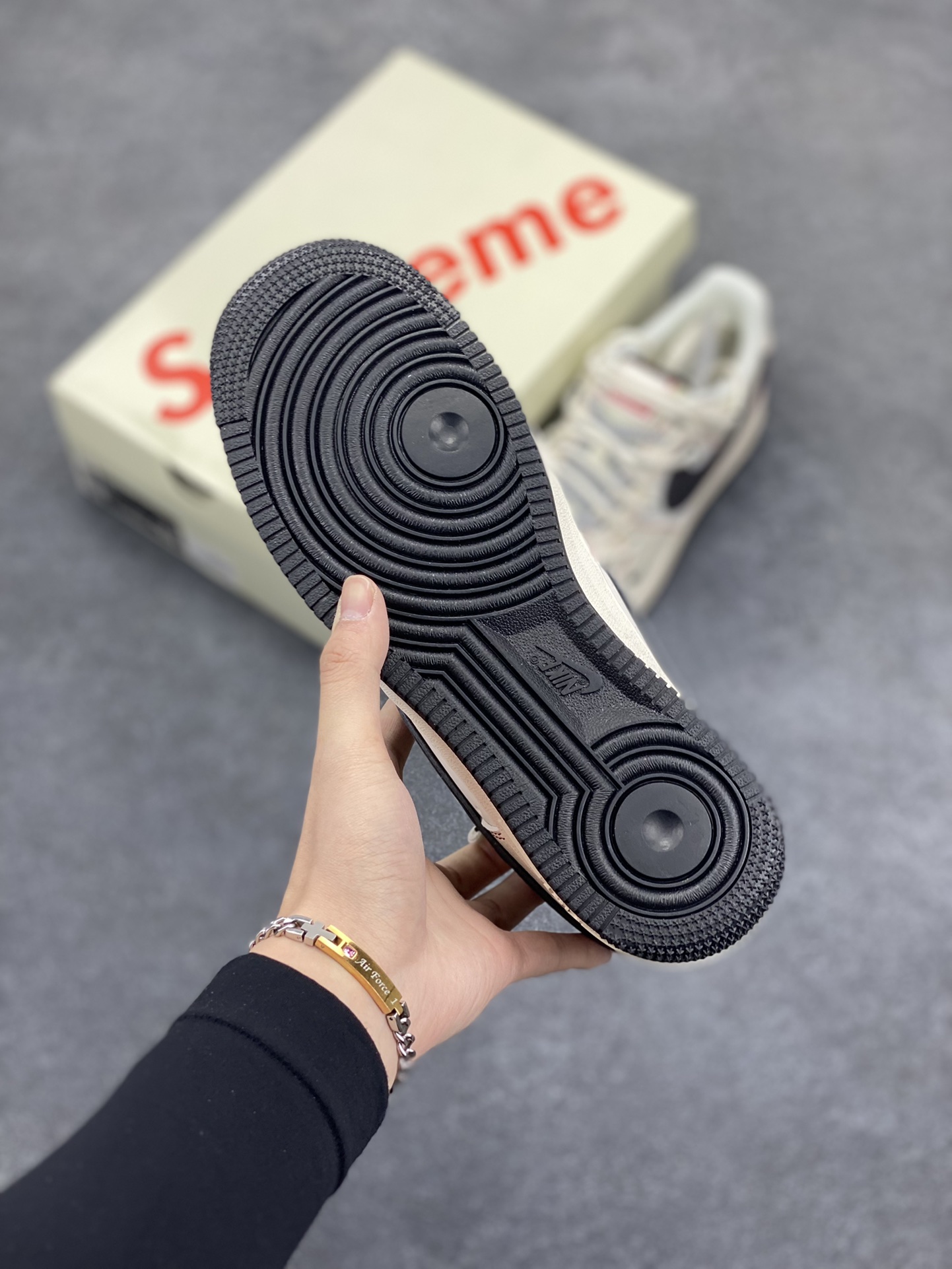 图片[5]-NIke Air Force 1 \’07 Low “Supreme联名–米红线抽绳”空军一号 低帮 运动鞋 休闲鞋 折边针车 工艺难度大 原楦头原纸板 原装鞋盒 定制五金配件 内置全掌气垫 原厂鞋底 货号：SJ1198-104 尺码：36 36.5 37.5 38 38.5 39 40 40.5 41 42 42.5 43 44 44.5 45-选品中心