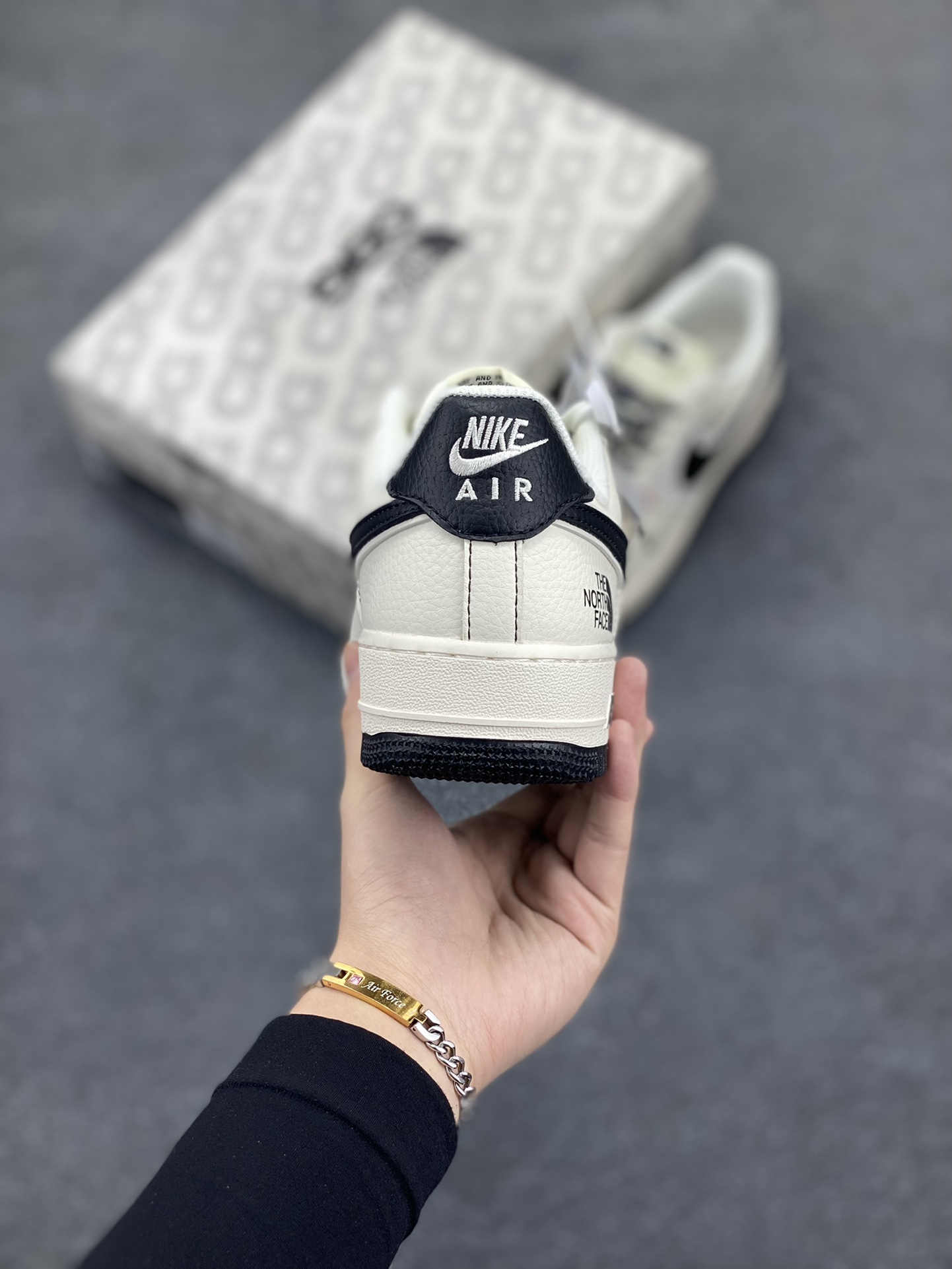 图片[4]-NIke Air Force 1 \’07 Low “北面联名–米黑红标”空军一号 低帮 运动鞋 休闲鞋 折边针车 工艺难度大 原楦头原纸板 原装鞋盒 定制五金配件 内置全掌气垫 原厂鞋底 货号：BB7518-010 尺码：36 36.5 37.5 38 38.5 39 40 40.5 41 42 42.5 43 44 44.5 45-选品中心