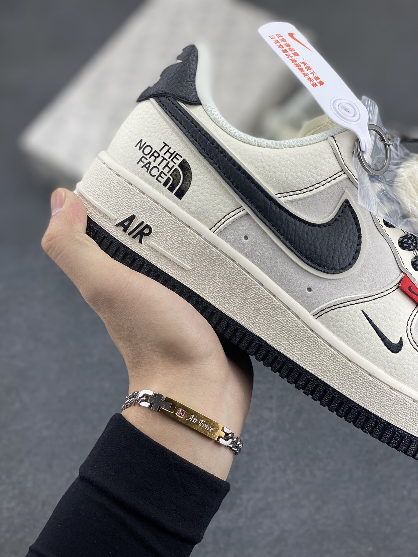 图片[6]-NIke Air Force 1 \’07 Low “北面联名–米黑红标”空军一号 低帮 运动鞋 休闲鞋 折边针车 工艺难度大 原楦头原纸板 原装鞋盒 定制五金配件 内置全掌气垫 原厂鞋底 货号：BB7518-010 尺码：36 36.5 37.5 38 38.5 39 40 40.5 41 42 42.5 43 44 44.5 45-选品中心