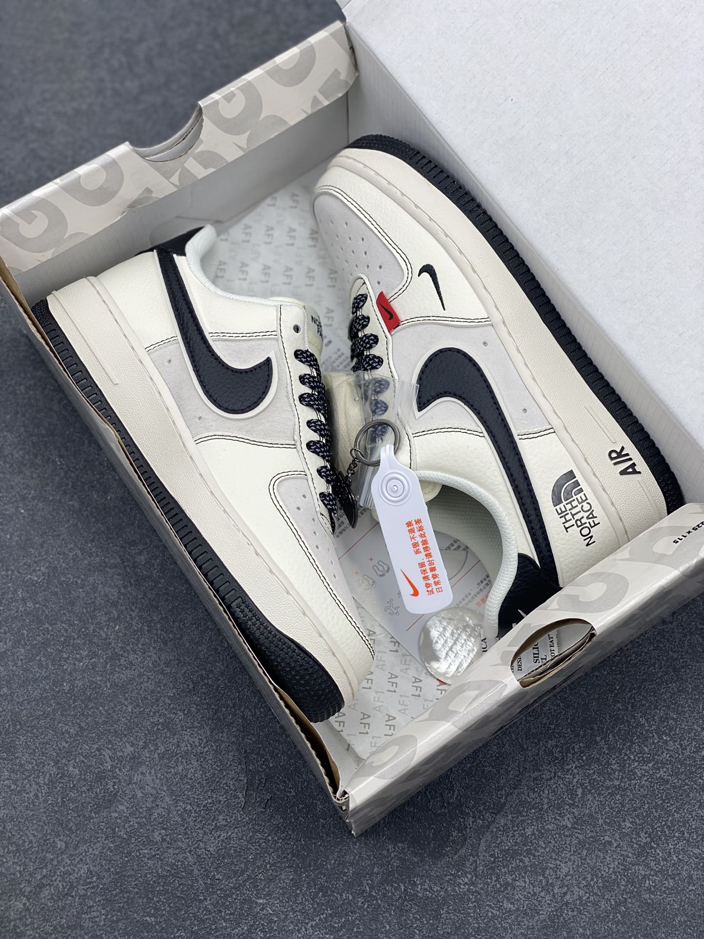 图片[9]-NIke Air Force 1 \’07 Low “北面联名–米黑红标”空军一号 低帮 运动鞋 休闲鞋 折边针车 工艺难度大 原楦头原纸板 原装鞋盒 定制五金配件 内置全掌气垫 原厂鞋底 货号：BB7518-010 尺码：36 36.5 37.5 38 38.5 39 40 40.5 41 42 42.5 43 44 44.5 45-选品中心