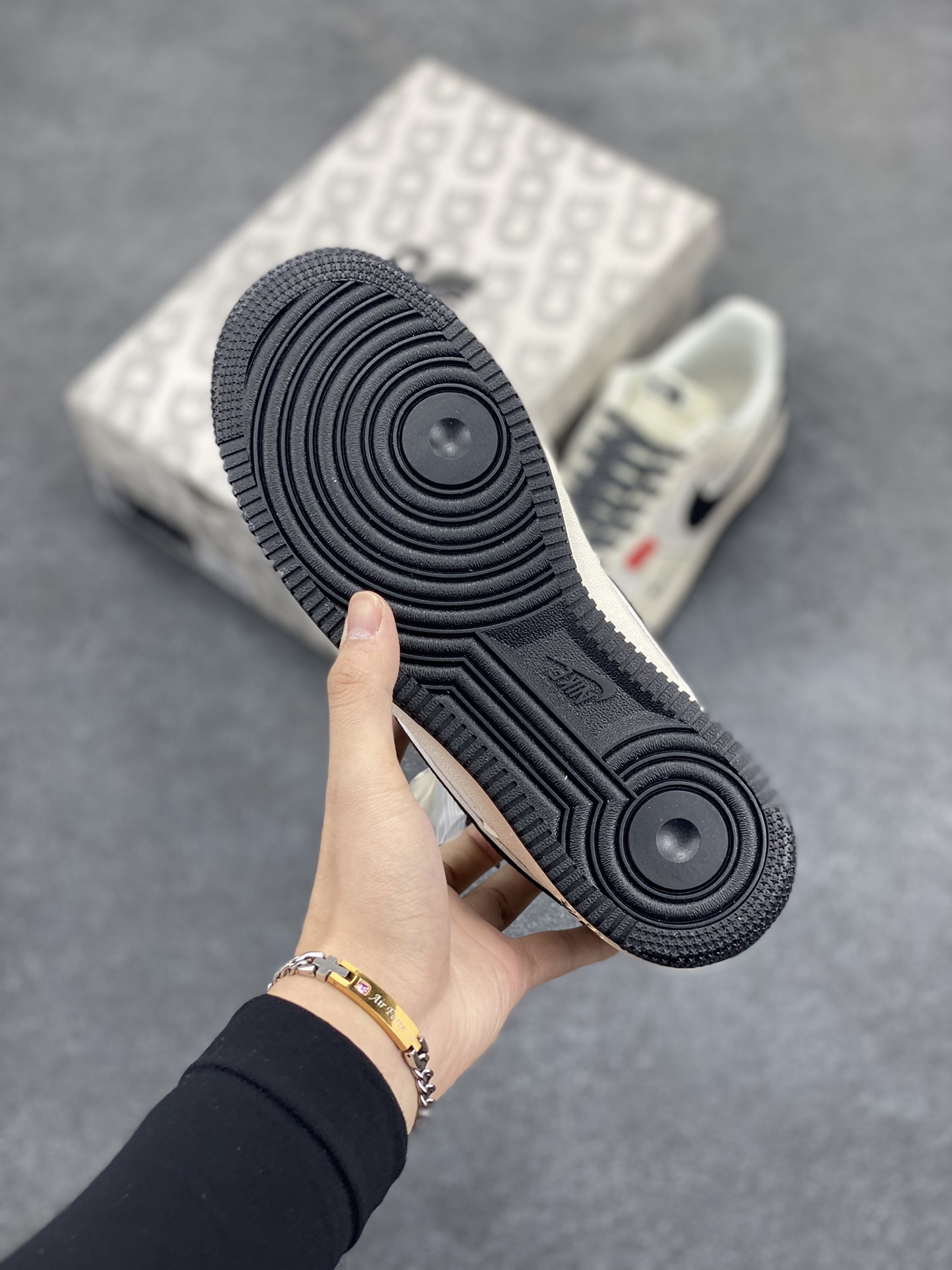 图片[5]-NIke Air Force 1 \’07 Low “北面联名–米黑红标”空军一号 低帮 运动鞋 休闲鞋 折边针车 工艺难度大 原楦头原纸板 原装鞋盒 定制五金配件 内置全掌气垫 原厂鞋底 货号：BB7518-010 尺码：36 36.5 37.5 38 38.5 39 40 40.5 41 42 42.5 43 44 44.5 45-选品中心