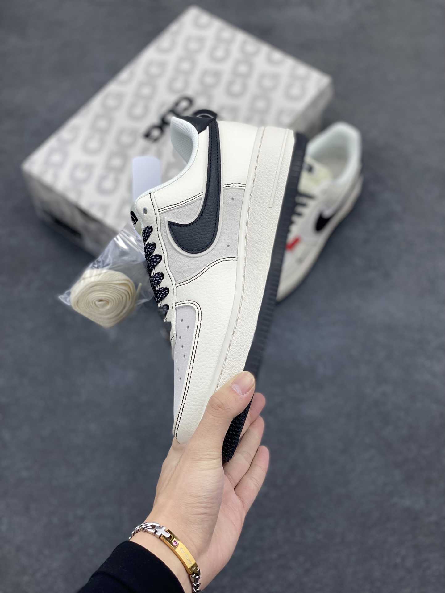 图片[3]-NIke Air Force 1 \’07 Low “北面联名–米黑红标”空军一号 低帮 运动鞋 休闲鞋 折边针车 工艺难度大 原楦头原纸板 原装鞋盒 定制五金配件 内置全掌气垫 原厂鞋底 货号：BB7518-010 尺码：36 36.5 37.5 38 38.5 39 40 40.5 41 42 42.5 43 44 44.5 45-选品中心
