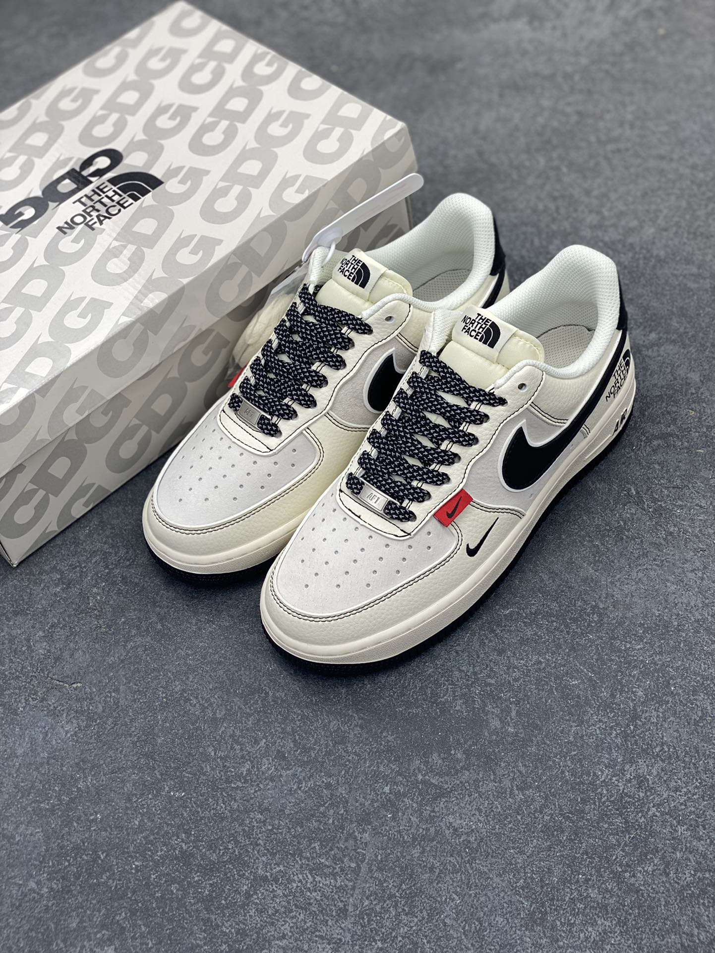 图片[8]-NIke Air Force 1 \’07 Low “北面联名–米黑红标”空军一号 低帮 运动鞋 休闲鞋 折边针车 工艺难度大 原楦头原纸板 原装鞋盒 定制五金配件 内置全掌气垫 原厂鞋底 货号：BB7518-010 尺码：36 36.5 37.5 38 38.5 39 40 40.5 41 42 42.5 43 44 44.5 45-选品中心
