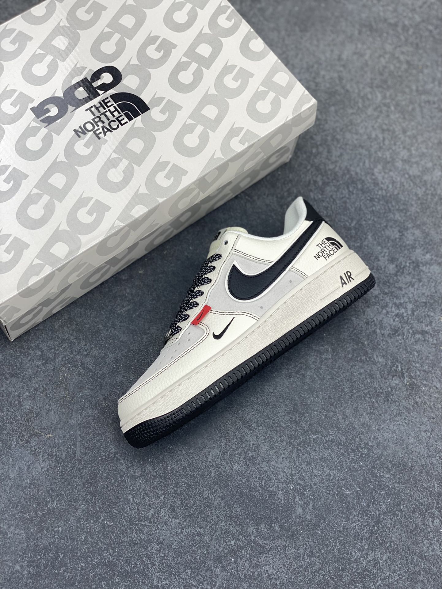 图片[7]-NIke Air Force 1 \’07 Low “北面联名–米黑红标”空军一号 低帮 运动鞋 休闲鞋 折边针车 工艺难度大 原楦头原纸板 原装鞋盒 定制五金配件 内置全掌气垫 原厂鞋底 货号：BB7518-010 尺码：36 36.5 37.5 38 38.5 39 40 40.5 41 42 42.5 43 44 44.5 45-选品中心