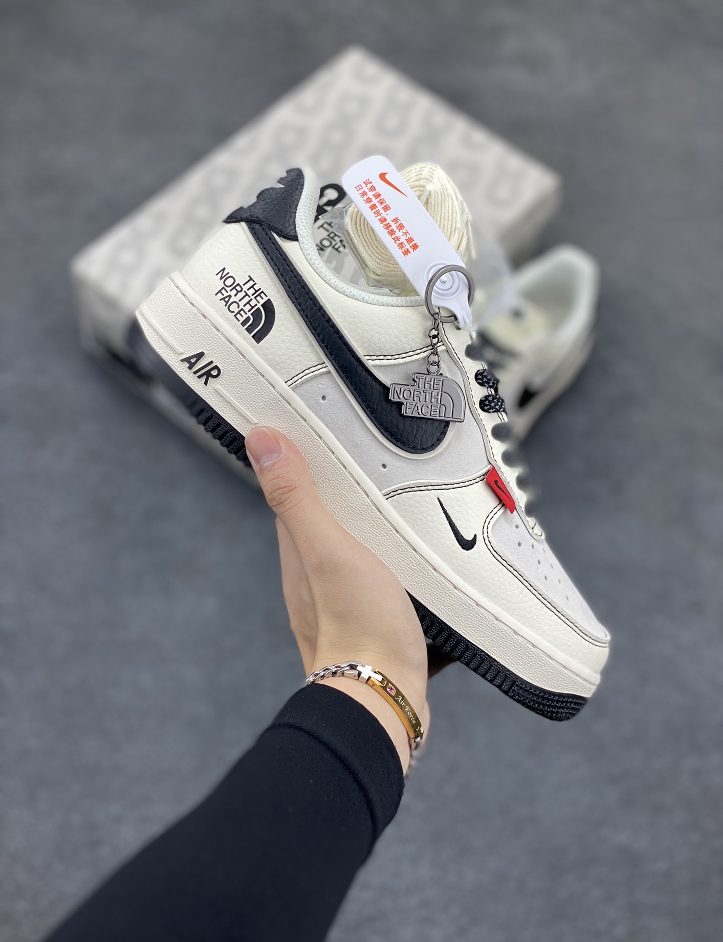 NIke Air Force 1 \’07 Low “北面联名–米黑红标”空军一号 低帮 运动鞋 休闲鞋 折边针车 工艺难度大 原楦头原纸板 原装鞋盒 定制五金配件 内置全掌气垫 原厂鞋底 货号:BB7518-010 尺码:36 36.5 37.5 38 38.5 39 40 40.5 41 42 42.5 43 44 44.5 45-选品中心