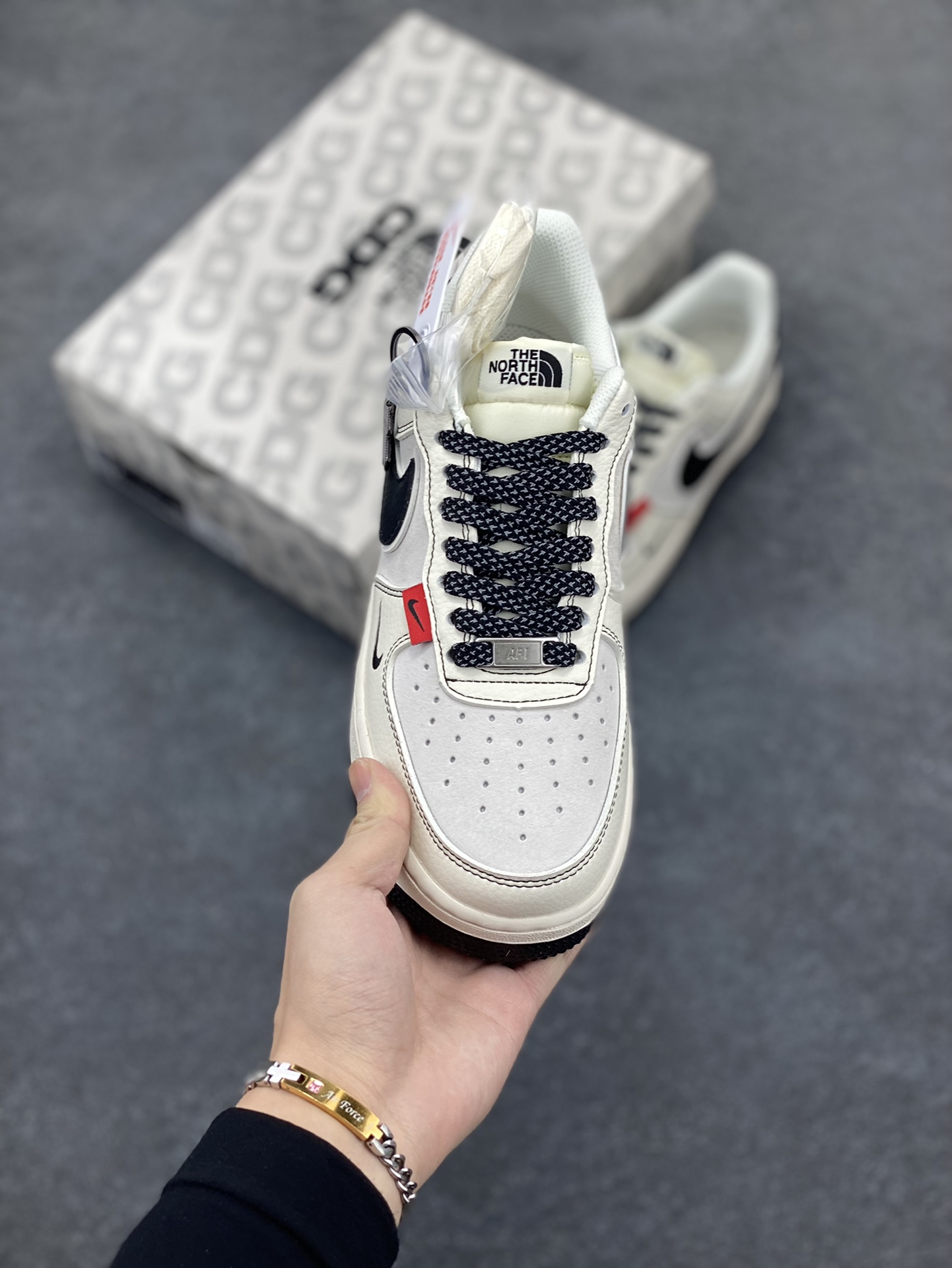 图片[2]-NIke Air Force 1 \’07 Low “北面联名–米黑红标”空军一号 低帮 运动鞋 休闲鞋 折边针车 工艺难度大 原楦头原纸板 原装鞋盒 定制五金配件 内置全掌气垫 原厂鞋底 货号：BB7518-010 尺码：36 36.5 37.5 38 38.5 39 40 40.5 41 42 42.5 43 44 44.5 45-选品中心