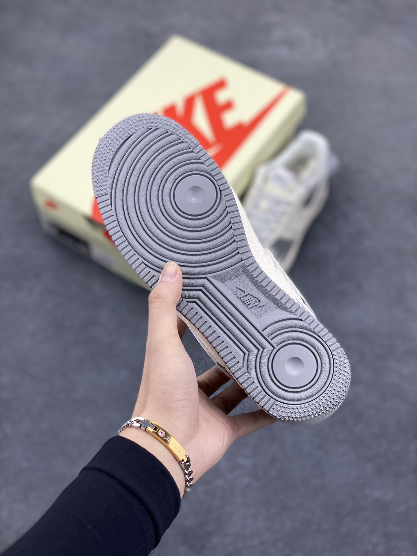 图片[5]-NIke Air Force 1 \’07 Low “斯图西——简约灰”空军一号 低帮 运动鞋 休闲鞋 折边针车 工艺难度大 原楦头原纸板 原装鞋盒 定制五金配件 内置全掌气垫 原厂鞋底 货号：XZ6188-672 尺码：36 36.5 37.5 38 38.5 39 40 40.5 41 42 42.5 43 44 44.5 45-选品中心