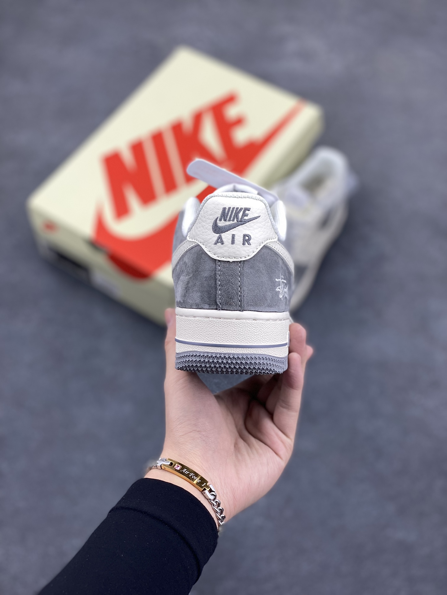 图片[4]-NIke Air Force 1 \’07 Low “斯图西——简约灰”空军一号 低帮 运动鞋 休闲鞋 折边针车 工艺难度大 原楦头原纸板 原装鞋盒 定制五金配件 内置全掌气垫 原厂鞋底 货号：XZ6188-672 尺码：36 36.5 37.5 38 38.5 39 40 40.5 41 42 42.5 43 44 44.5 45-选品中心