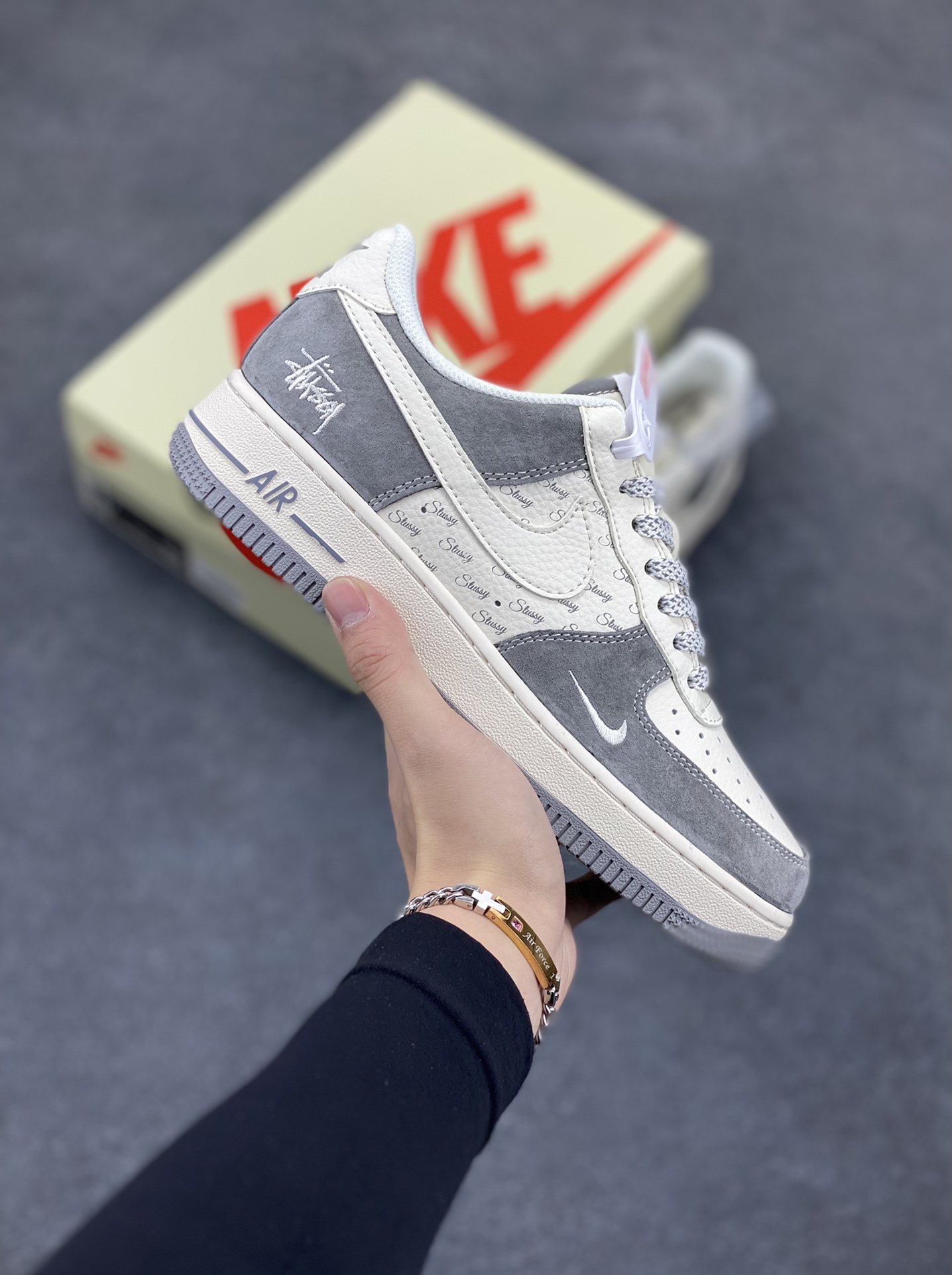 NIke Air Force 1 \'07 Low “斯图西——简约灰”空军一号 低帮 运动鞋 休闲鞋 折边针车 工艺难度大 原楦头原纸板 原装鞋盒 定制五金配件 内置全掌气垫 原厂鞋底 货号：XZ6188-672 尺码：36 36.5 37.5 38 38.5 39 40 40.5 41 42 42.5 43 44 44.5 45-选品中心