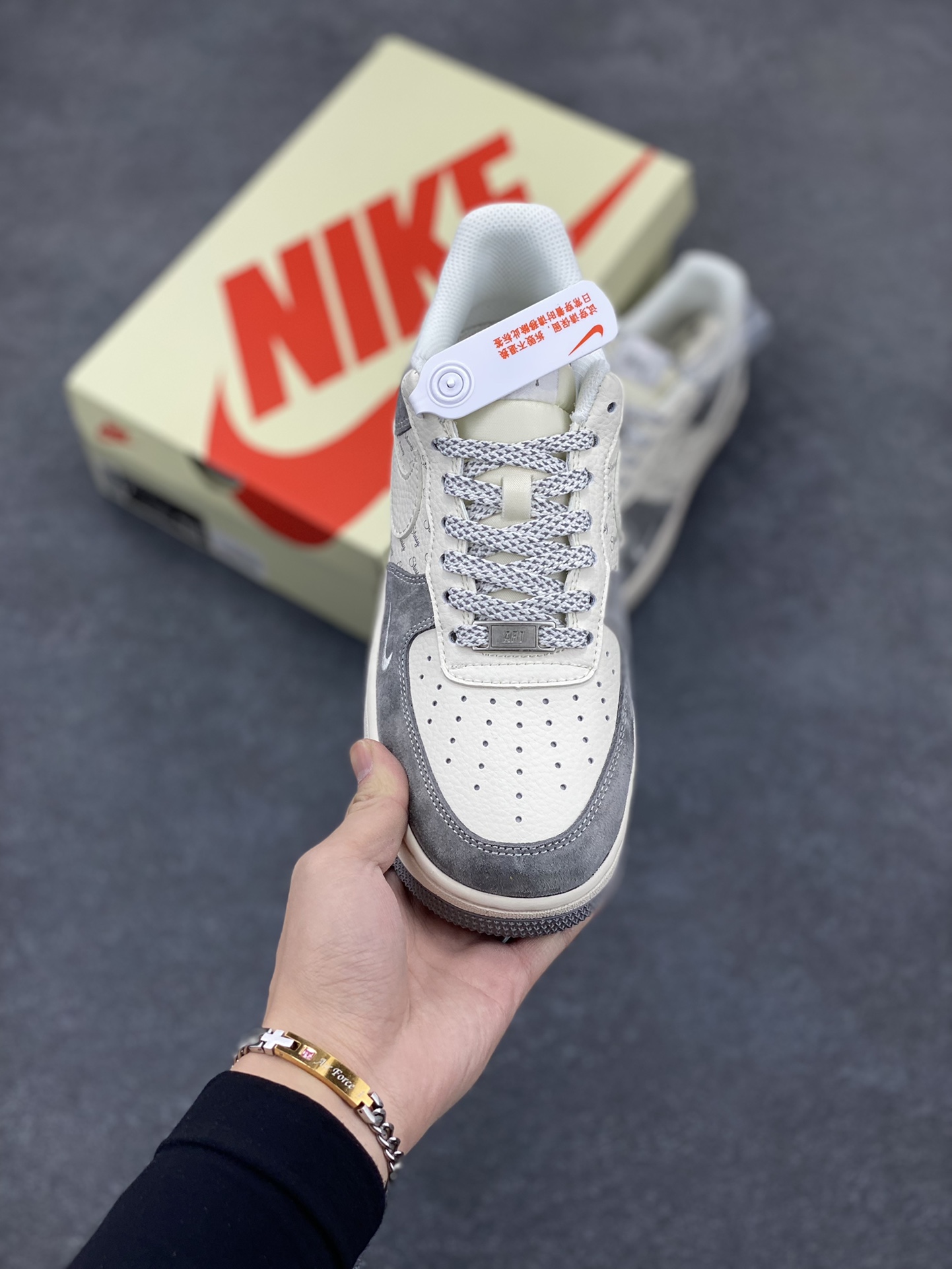 图片[2]-NIke Air Force 1 \’07 Low “斯图西——简约灰”空军一号 低帮 运动鞋 休闲鞋 折边针车 工艺难度大 原楦头原纸板 原装鞋盒 定制五金配件 内置全掌气垫 原厂鞋底 货号：XZ6188-672 尺码：36 36.5 37.5 38 38.5 39 40 40.5 41 42 42.5 43 44 44.5 45-选品中心