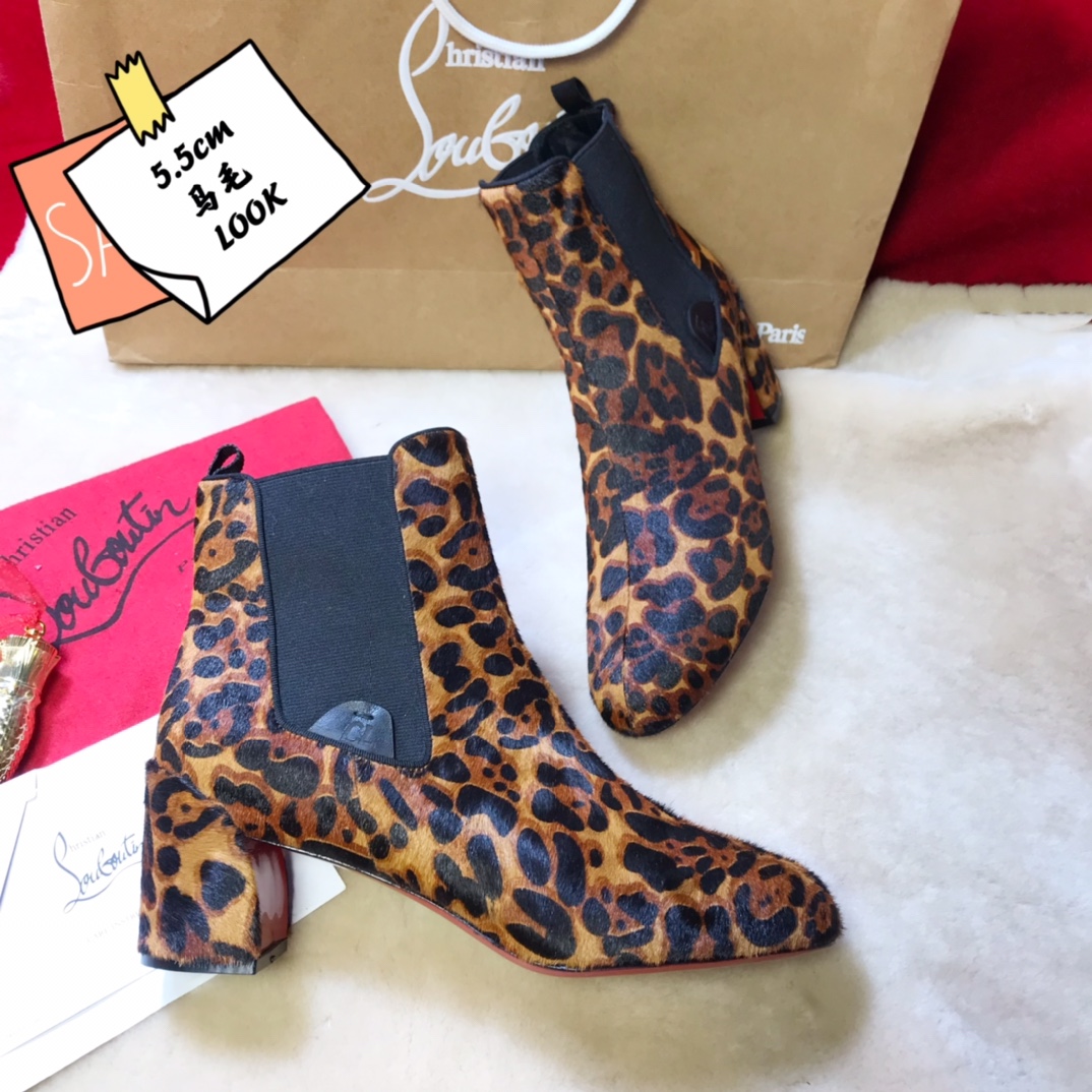 NO:100451,High-end customized 2025 autumn and winter boot series!  H5.5Cm, size 35-42. Leather sole, X4021-2, horse hair Official website picture Standard European code Reference: X4021-2 Color:multi Material:cowhide Lining:sheep leather Heel height:8.5Cm Sole:leather sole Size:EUR 35-42 (US 4-11):,,christian louboutin,boots,Leather soles19860909高端订制 2025秋冬靴系列！ H5.5Cm,尺码35-42码.真皮大底,,X4021－2,马毛 官网图 标准欧码 Reference:X4021－2 Color:multi Material:cowhide Lining:sheep leather Heel heigh:8.5Cm Sole:leather sole Size:EUR 35－42（US 4一11) :,,christian louboutin,boots,Leather soles,Women's Shoes