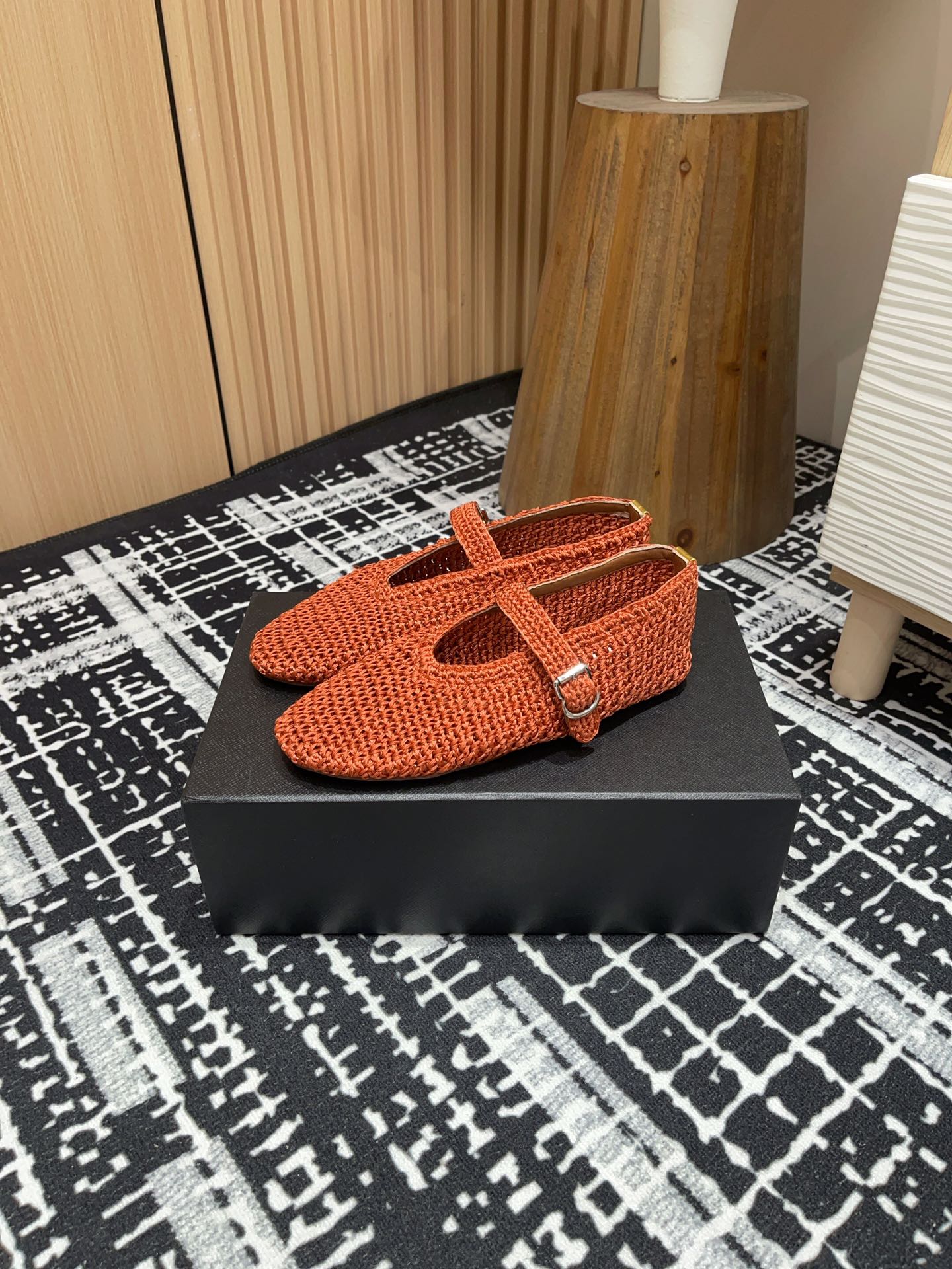 NO:172919,- 25Fw new ALAIA French ballet single woven flat shoes. The ballet flat shoes that were originally soft and romantic are made of woven uppers. The traditional ballet style has more possibilities for display and can be combined with contemporary fashion. The ballet elements with full femininity are more than one style. They are both rigid and soft, both elegant and powerful, which is the best way to open the ballet shoes. The upper is hand-woven, inner lining, sheepskin, original rubber sole, size 35-39 (40, 41, 42 customized, non-return and exchange), ballet shoes, alaia, flats, sheepskin19860909- 25Fw新款ALAIA阿莱亚法式芭蕾舞单编织平底鞋 原本更具有柔美浪漫气息的芭蕾平底鞋采用编织鞋面,传统的芭蕾风格具有了更多施展的可能性,也更能与当代时尚结合. 女性气质十足的芭蕾元素可不只一种风格,刚柔并济,既优雅又有力量,才是芭蕾舞鞋最好的打开方式. 鞋面手工编织 内里羊皮内里 鞋底原版橡胶鞋底 码数35-39（40,41,42定制不退换）,芭蕾舞鞋,alaia,flats,sheepskin,Women's Shoes