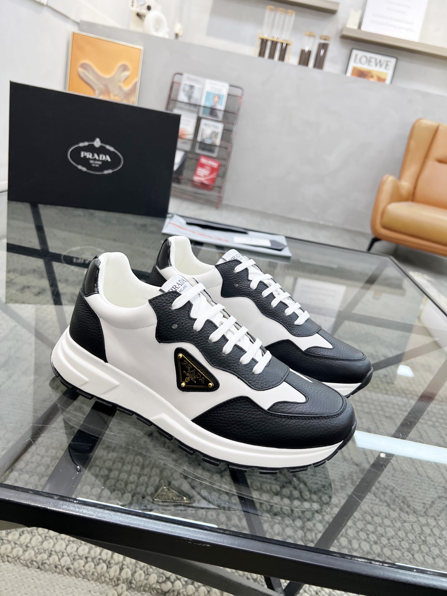 NO:220927,Brand P R A D A Color Original Color Pair Number 39-44 Customized 38.45 Price Material Prada New Product Original Single-Custom Low-top Casual Sports Shoes!  The upper is made of original soft cowhide with Prada logo cowhide inner lining. The original molded outsole of cowhide is made of high quality, worth owning. Prada, prada, sneakers, cowhide19860909品牌P R A D A 颜色原版配色 码数39-44定做38.45 价格 材质普拉达新品原单货低帮休闲运动鞋！鞋面采用原版柔软牛皮搭配普拉达标识牛皮内里 牛皮垫脚原版开模大底、高品质值得拥有,普拉达,prada,sneakers,cowhide,Men's shoes
