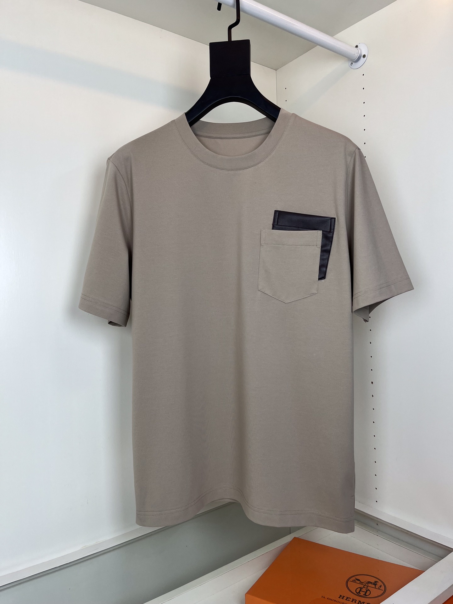 NO:116847,He*mès Spring and summer, small wide round neck short-sleeved T-shirt, geometric leather-paired pocket design, leather and original cloth double pocket design, very highlights, the upper body is fashionable and gives a modern sense of atmosphere, the original slightly wide cut, the neckline slightly fits the neck, making the overall upper body look younger and more fashionable, the fabric is made of mercerized ground cloth, the fabric is strictly controlled within 2, the surface has a warm luster, the upper body is comfortable and smooth, and it looks high-end, skin-friendly, breathable, and has a very crisp feeling, Color Dark brown Khaki Number of code M-3XL Try on 172-148 It is suitable to wear L code,,T-shirt,tees,t-shirt,alexander wang19860909爱*仕(He*mès) 春夏 微阔圆领短袖T恤衫 几何拼皮的口袋设计 皮革和原身布双口袋设计 很有亮点,上身时尚而赋予现代气息感 原版微阔的剪裁,领口微微贴合颈部,让整体上身更显年轻时尚 , 面料采用丝光珠地布 面料采用严格缩水率控制2以内 表面有着温润的光泽感,上身舒适顺滑,显高档 亲肤 透气,又有很好挺括感 颜色 深咖色 卡其色 码数M-3XL 试穿172-148 穿L码合适,,T-shirt,tees，t-shirt,alexander wang,Men's clothing