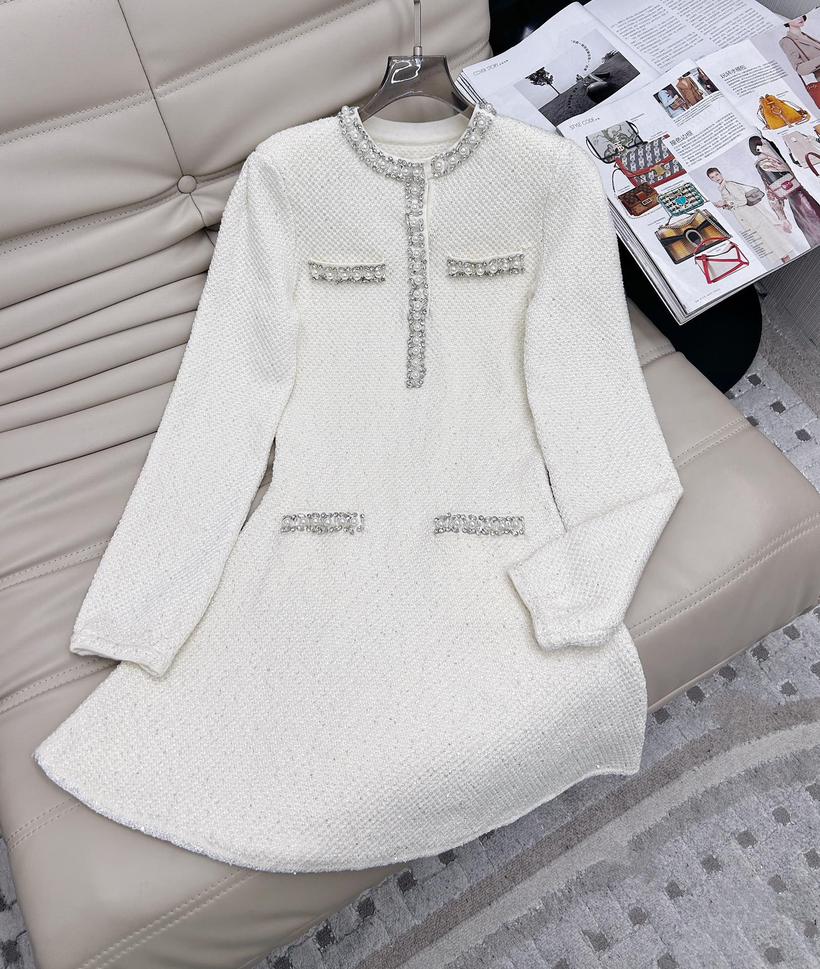 NO:296509,SP black diamond collar knitted dress has excellent style, elegant fairy temperament, full slimness, heavy industry diamond collar has super high recognition, three-dimensional silhouette, fashionable and elegant, the upper body is super versatile and beautiful, SML, skirts, alexander wang19860909SP 黑色钻领针织连衣裙版型绝佳 优雅小仙女气质 显瘦满分 重工钻领自带超高辨识度 立体廓形感,时髦既有气质优雅 上身超级百搭好看 码数SML,,skirts,alexander wang,Women's clothing