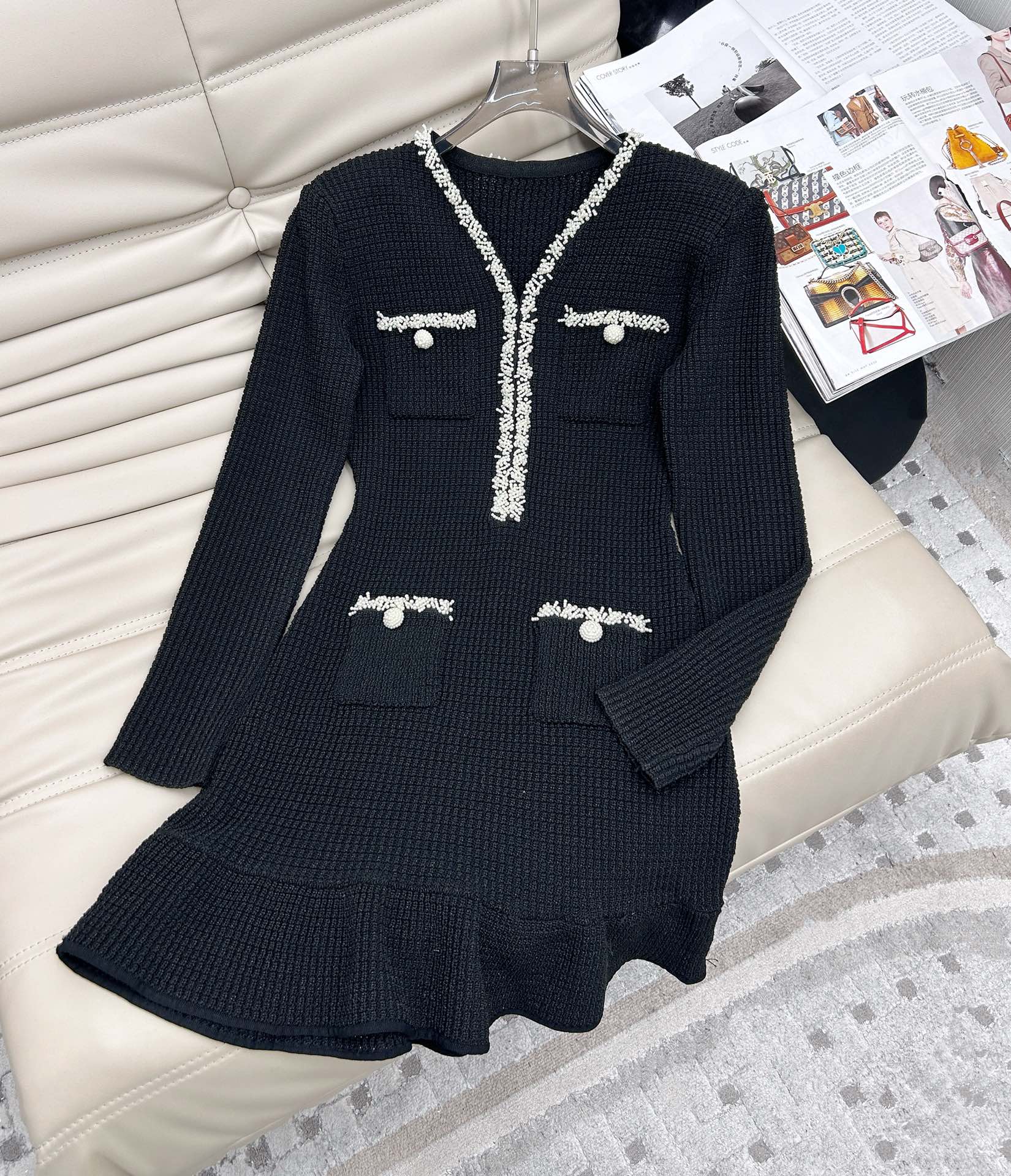 NO:296507,———New early spring style, high-end customization, recommended V-neck black beaded knitted dress with full woman style, exquisite beaded embellishment, imported high-quality fabric, good elasticity, waist-hugging, slimming, showing nobleness and elegant skirt style. SML, skirts, alexander wang19860909———早春新款 高端定制 女人范十足的V领黑色钉珠针织连衣裙推荐 精美钉珠点缀 进口高品质面料打造 弹性好 版型收腰显瘦 尽显高贵大方,优雅裙子款.码数SML,,skirts,alexander wang,Women's clothing