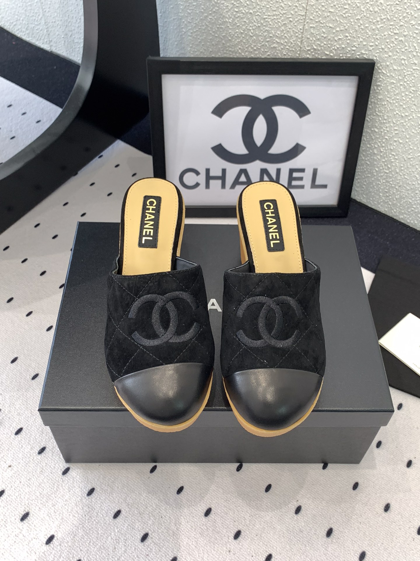 NO:247690,Chanel early spring new wedge slippers must-have items for this season's autumn and winter Chanel's hot-industry hot-industry products are essential for fashion, simple and irresistible, exquisite details are enlarged, original cowhide/Yangjing upper sheepskin inner footbed original mold open sole Size: 35-39 (customized for 40 and 41), slippers, chanel, chanel, slippers, cowhide, sheepskin, sheep19860909Chanel早春新款坡跟拖鞋 本季秋冬季必备单品 香奈儿秋冬重工爆款 时髦精必备 简约又难以抗拒 精致细节放大看 原版牛皮/羊京鞋面 羊皮内里垫脚 原版开模大底 Size: 35-39（40、41定做）,拖鞋,chanel,chanel,slippers,cowhide,sheepskin,sheep,Women's Shoes