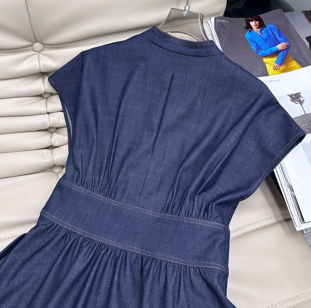 Elegant V-Neck Sleeveless Maxi Dress with Fitted Waist and Custom Buttons 9 i1736148480 3934 7