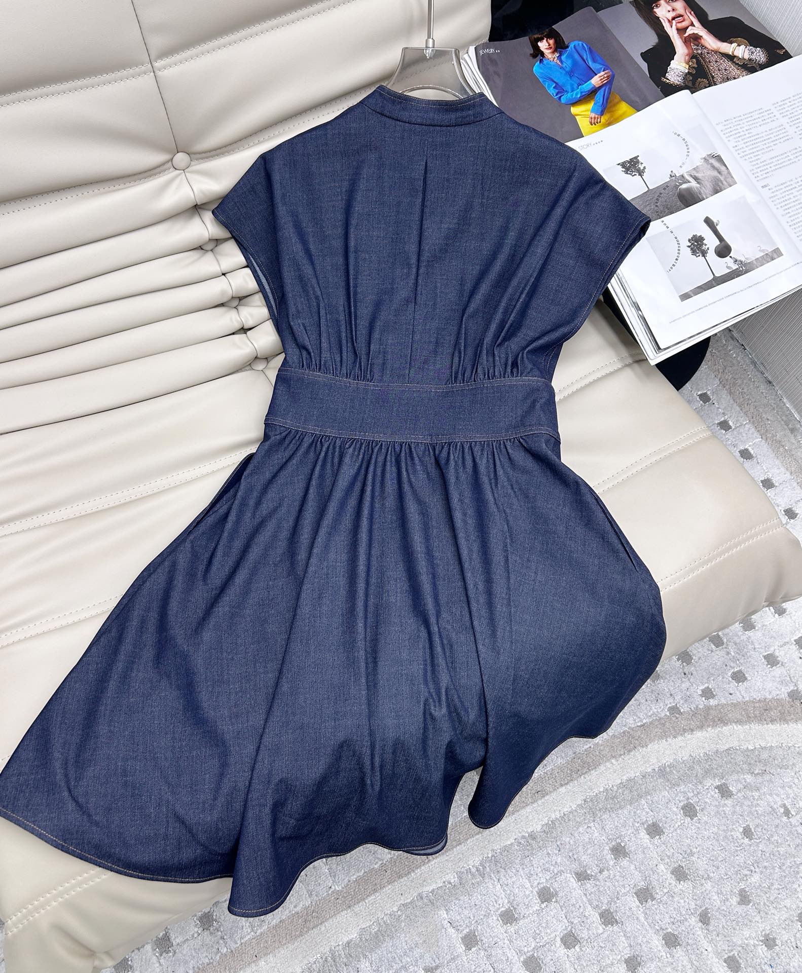 Elegant V-Neck Sleeveless Maxi Dress with Fitted Waist and Custom Buttons 8 i1736148480 5647 6