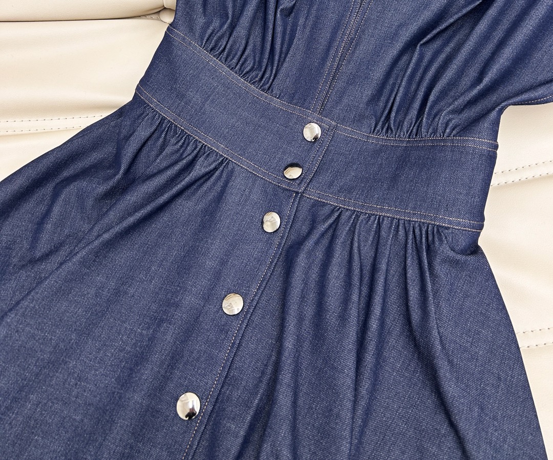 Elegant V-Neck Sleeveless Maxi Dress with Fitted Waist and Custom Buttons 4 i1736148480 6972 2