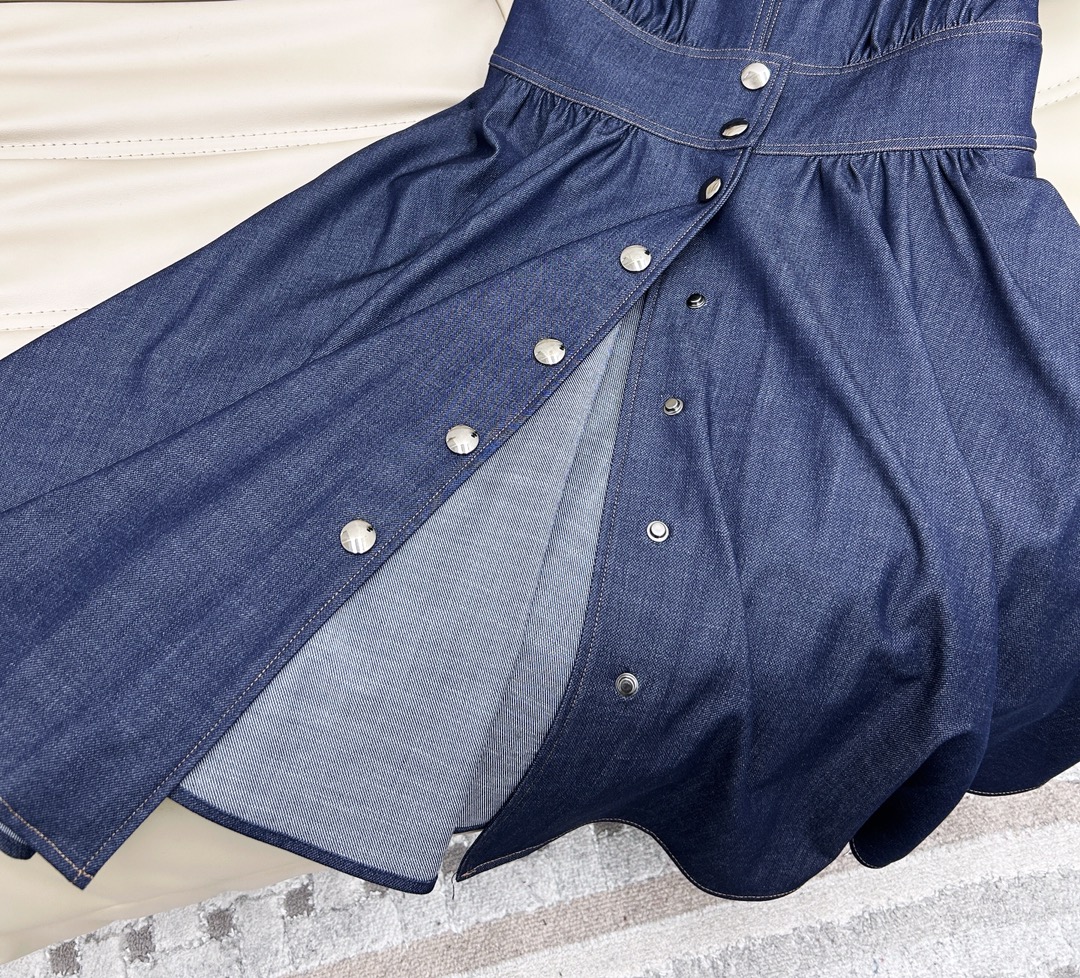 Elegant V-Neck Sleeveless Maxi Dress with Fitted Waist and Custom Buttons 5 i1736148480 7047 3